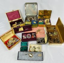 Quantity of costume jewellery