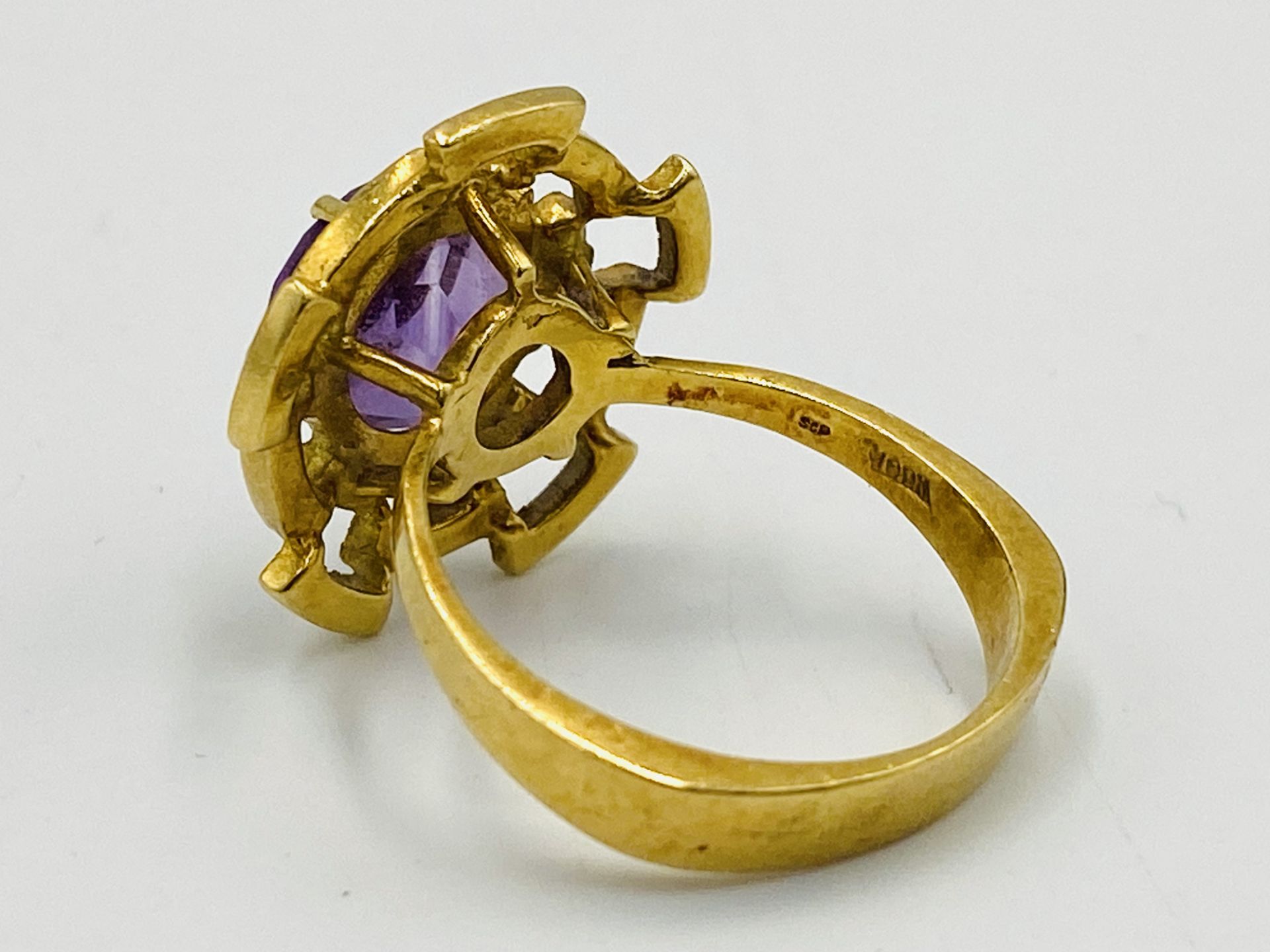 1970's 18ct gold ring with central amethyst stone - Image 4 of 4