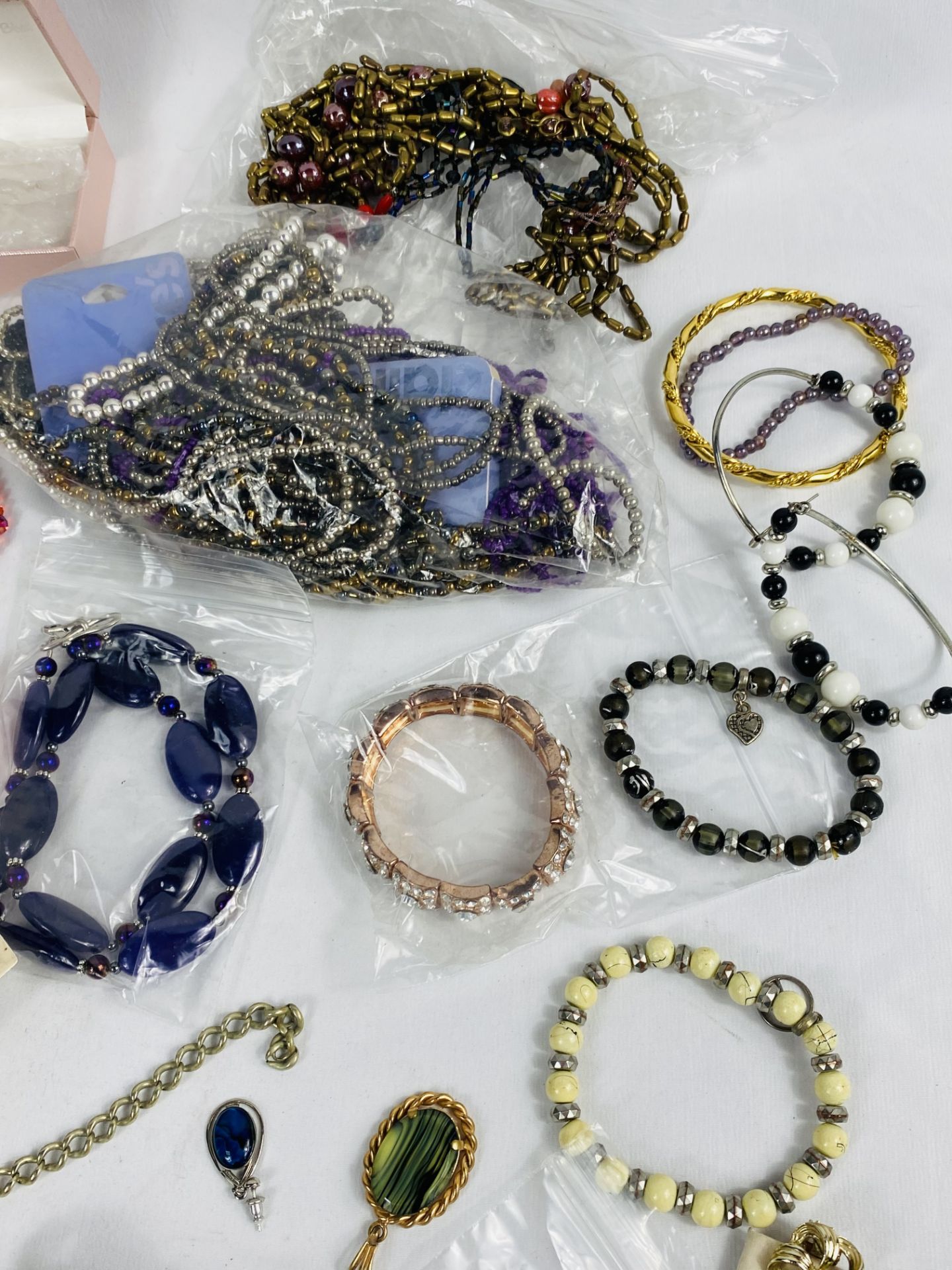 Quantity of costume jewellery - Image 11 of 11