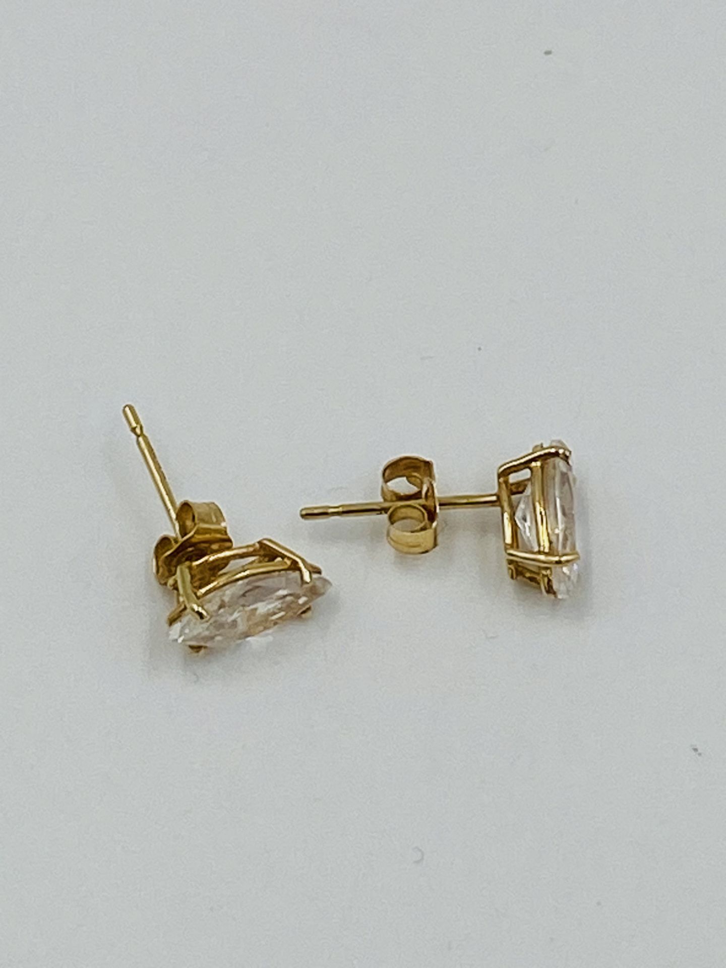 Pair of 14ct gold earrings set with a white stone - Bild 2 aus 4