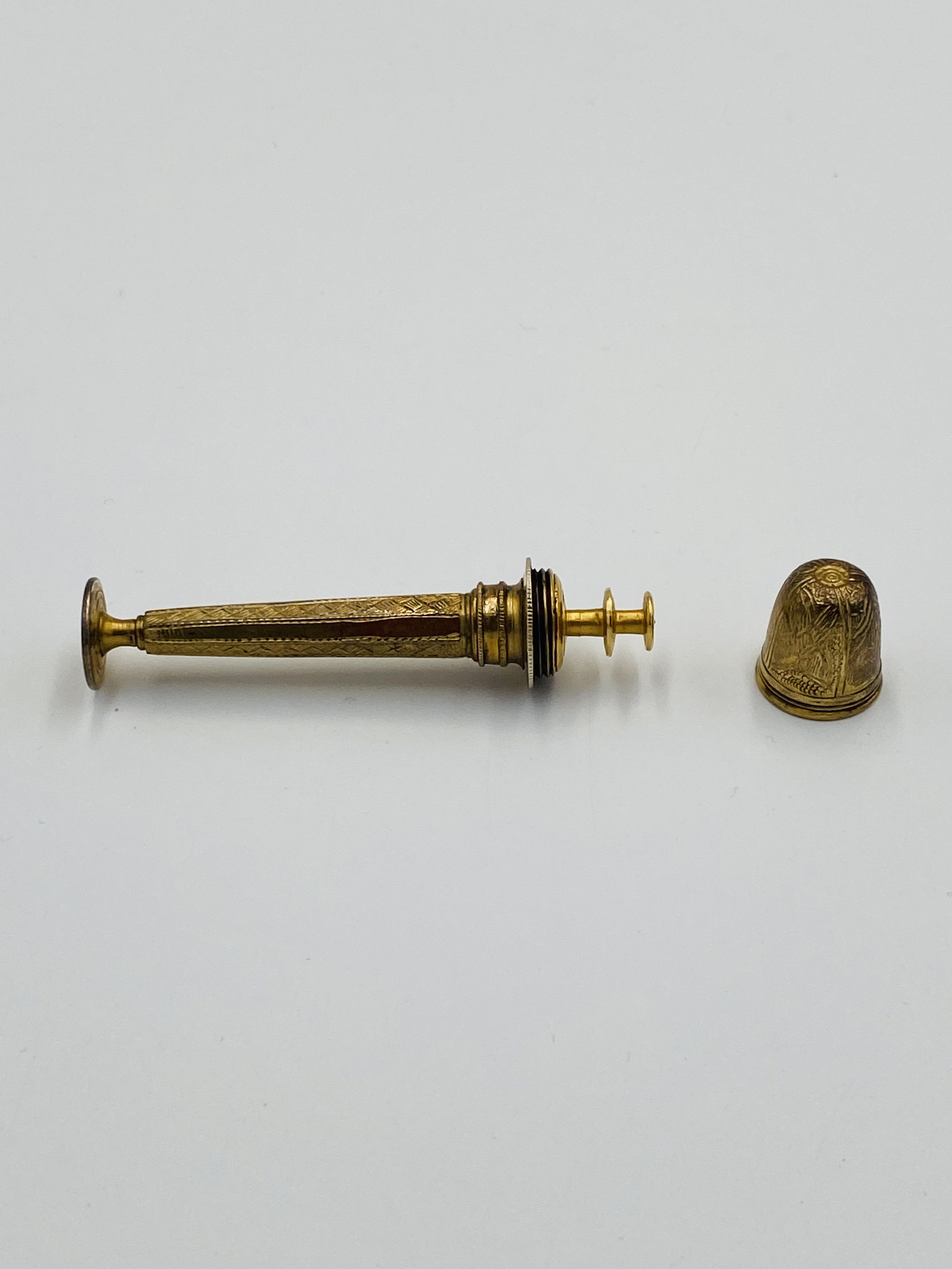 A silver gilt standing thimble compendium/needle case - Image 6 of 6