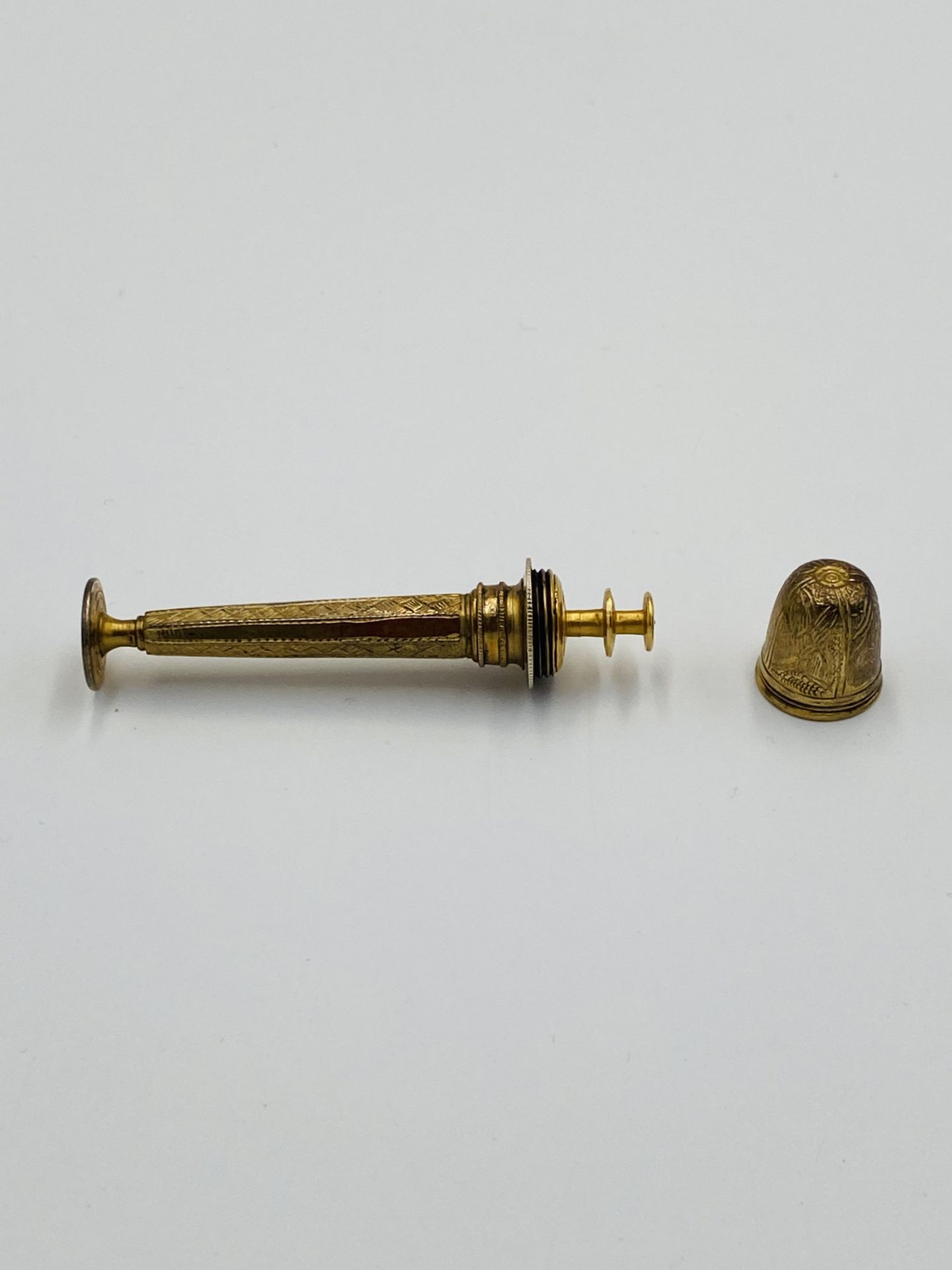A silver gilt standing thimble compendium/needle case - Image 6 of 6