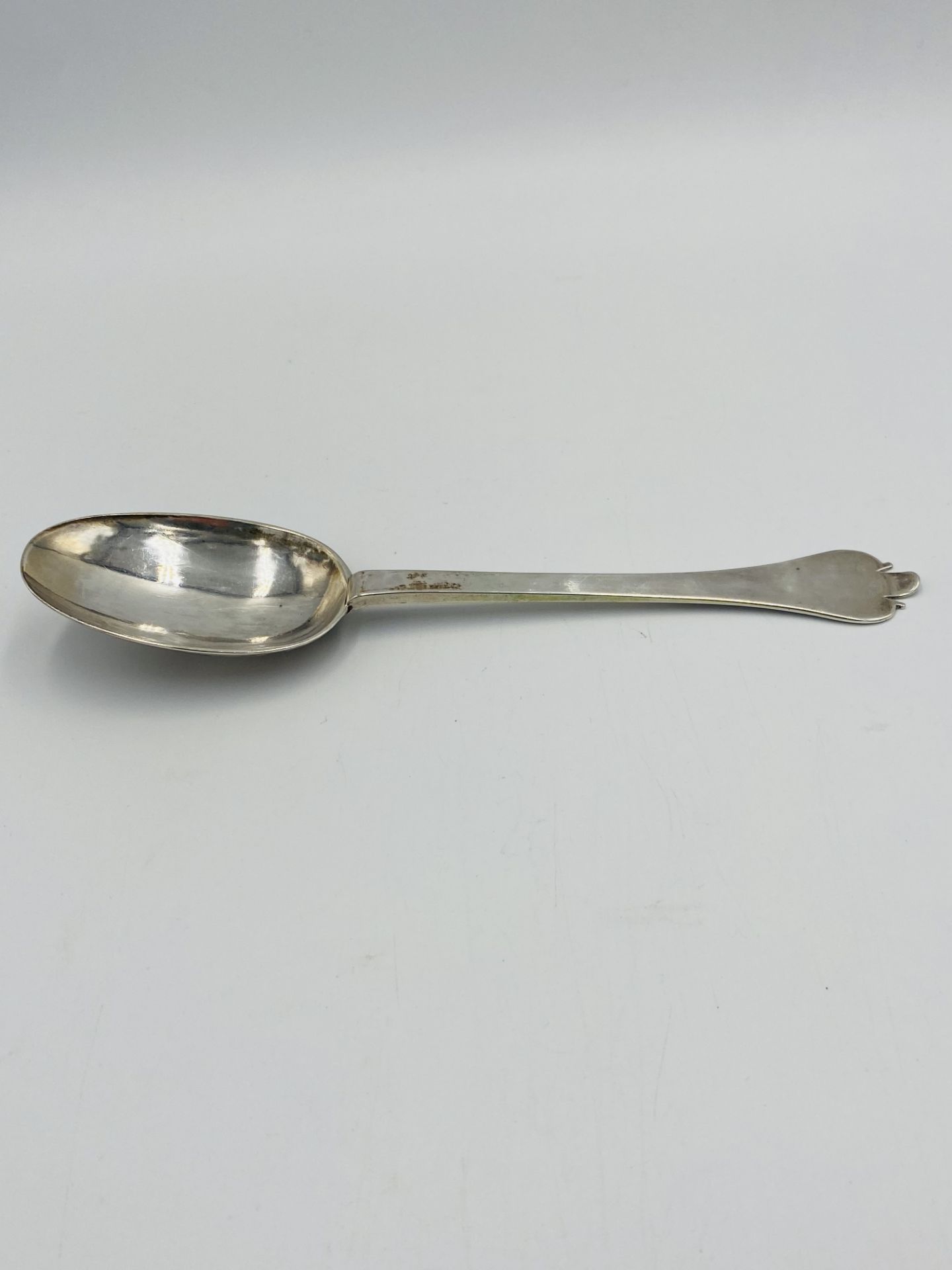 William III silver trefid spoon 1695 - Image 3 of 5