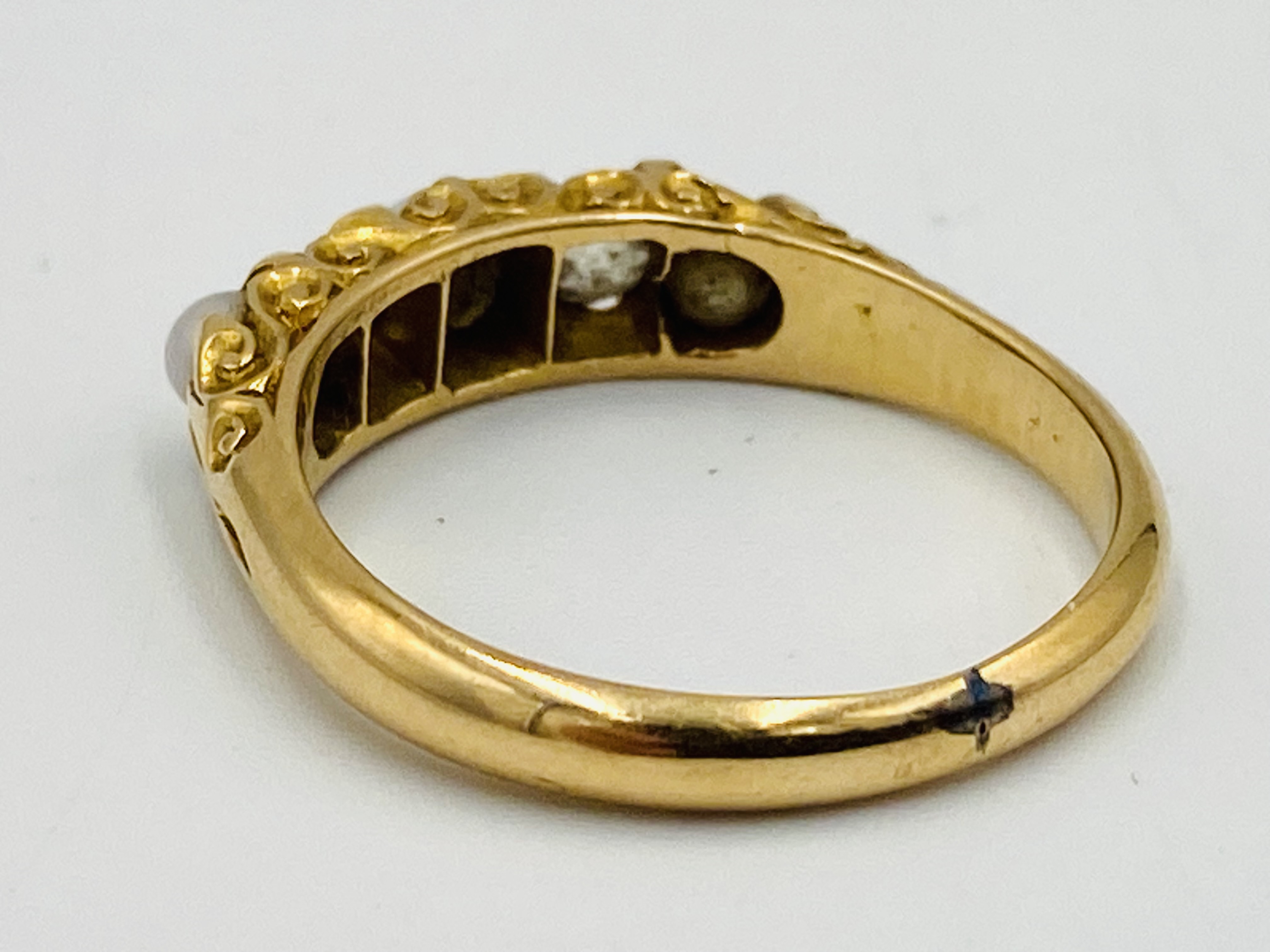 18ct gold ring with three seed pearls and two diamonds - Image 4 of 4