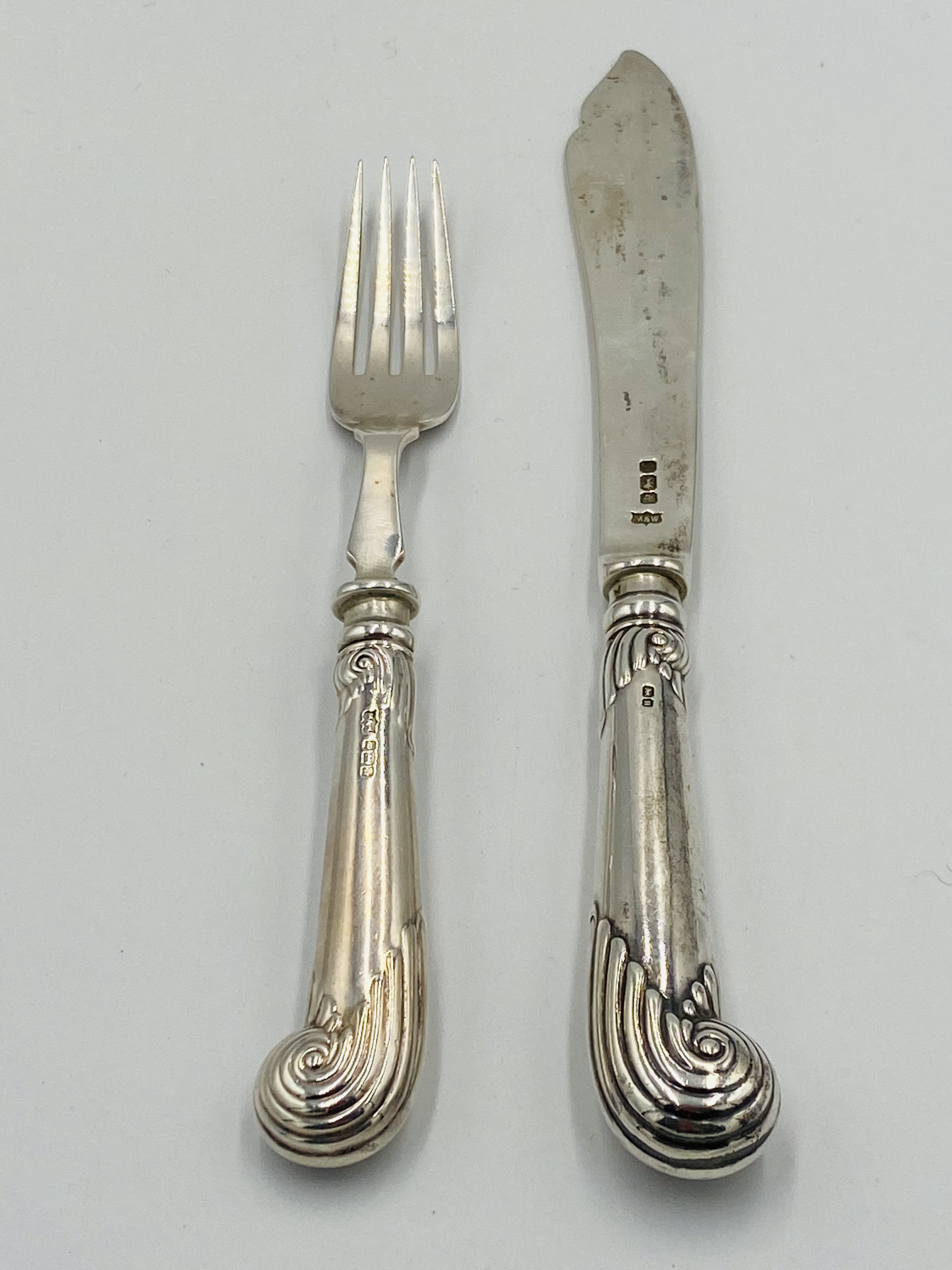 Twelve place set of silver pistol grip fish knives and forks, London 1905 - Image 5 of 11