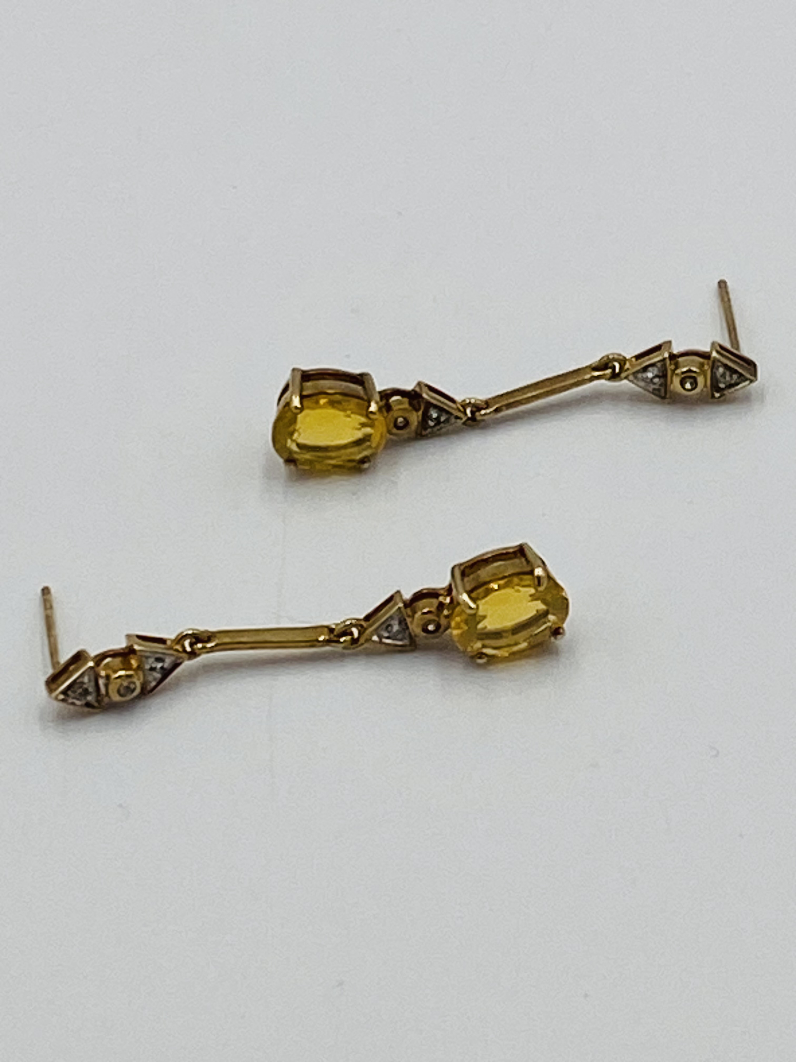 Pair of 9ct gold earrings - Image 2 of 6