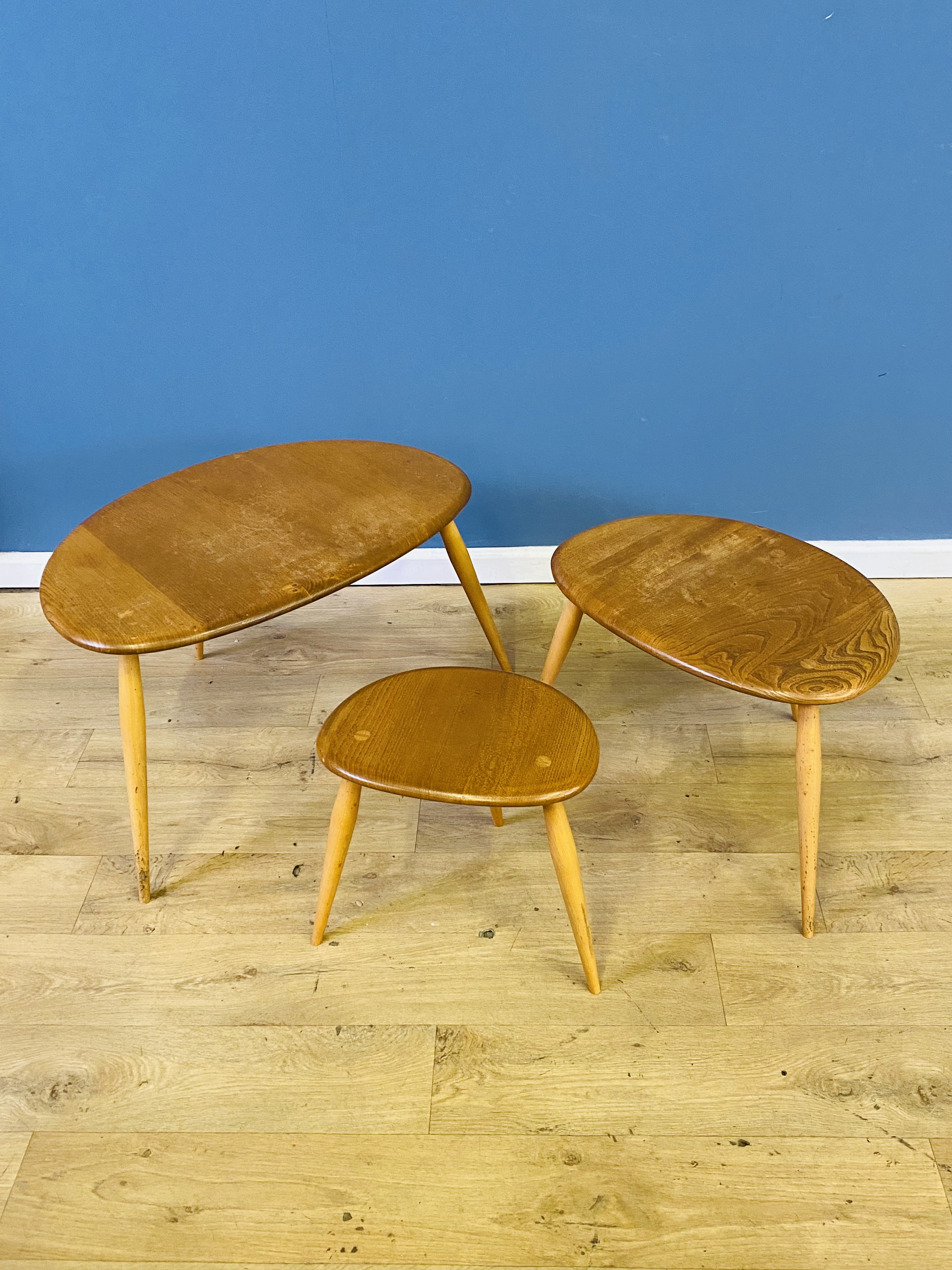 Ercol nest of three 'pebble' tables - Image 4 of 8