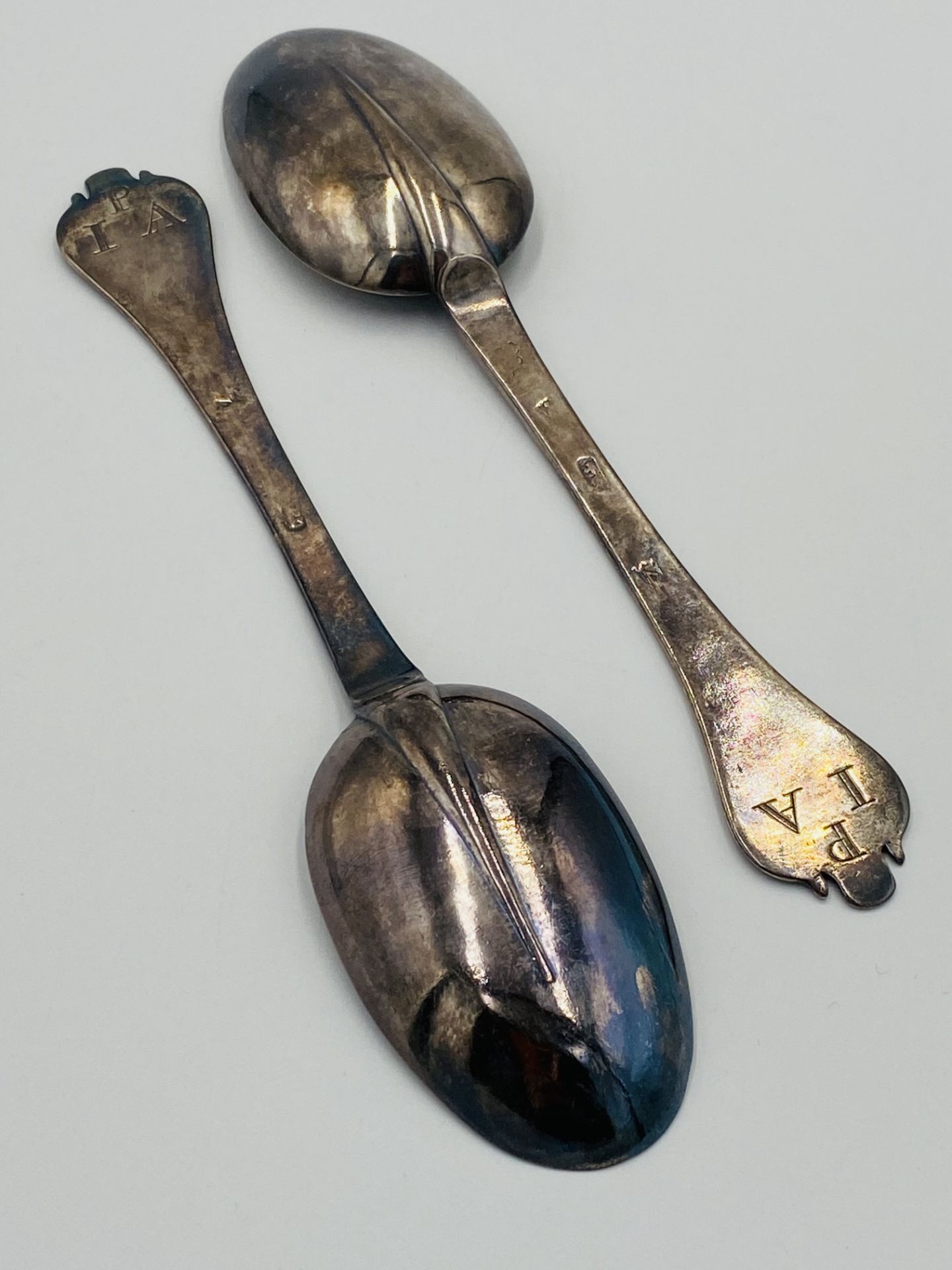 A pair of William III silver trefid spoons with rat-tails, London 1697 - Image 2 of 6