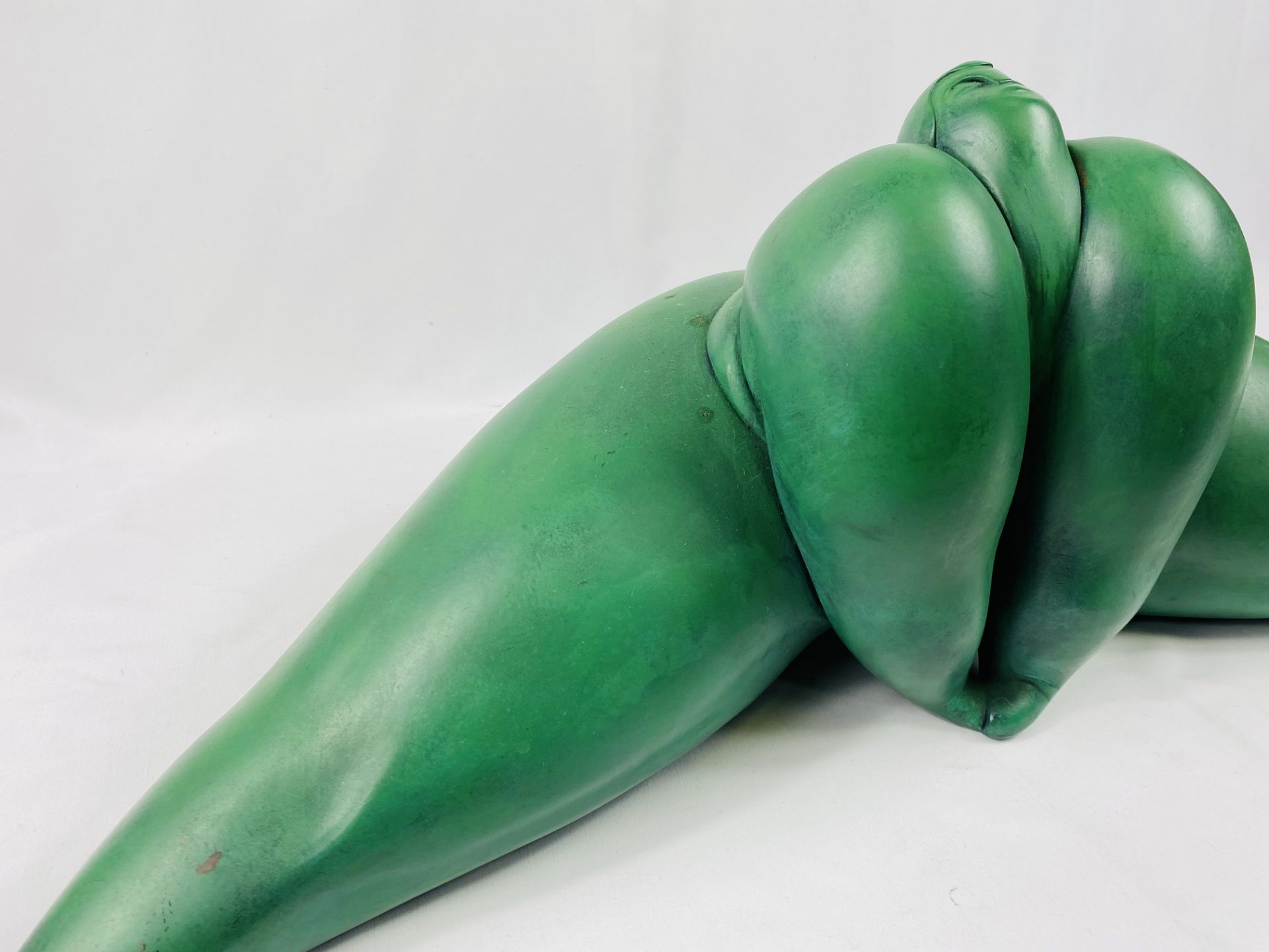 Green composite stone sculpture - Image 3 of 3