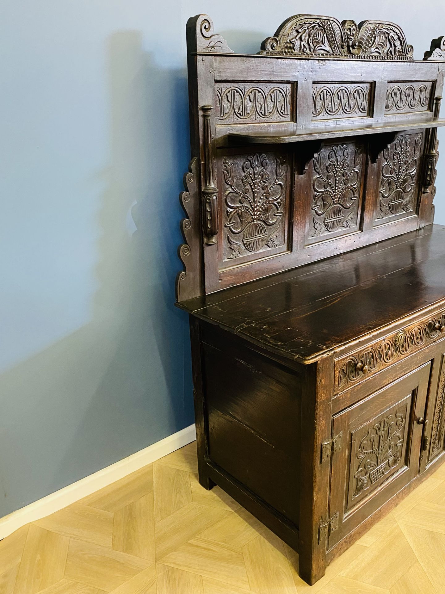 Oak dresser with carved decoration - Bild 5 aus 10