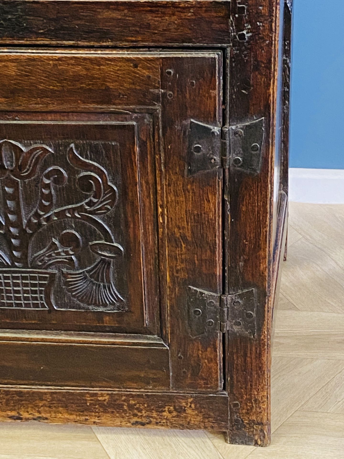 Oak dresser with carved decoration - Image 8 of 10