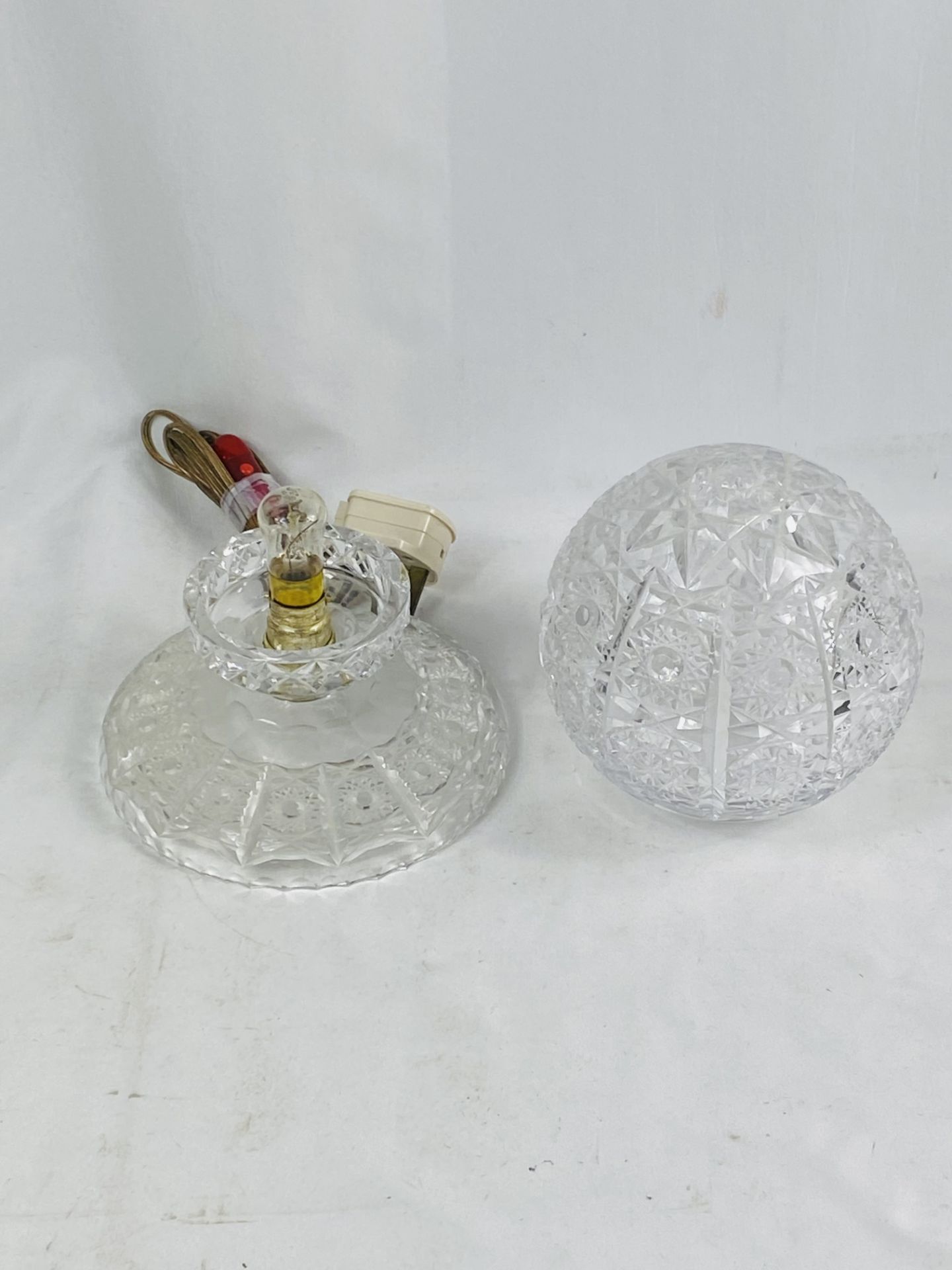 Cut glass table lamp - Image 2 of 5