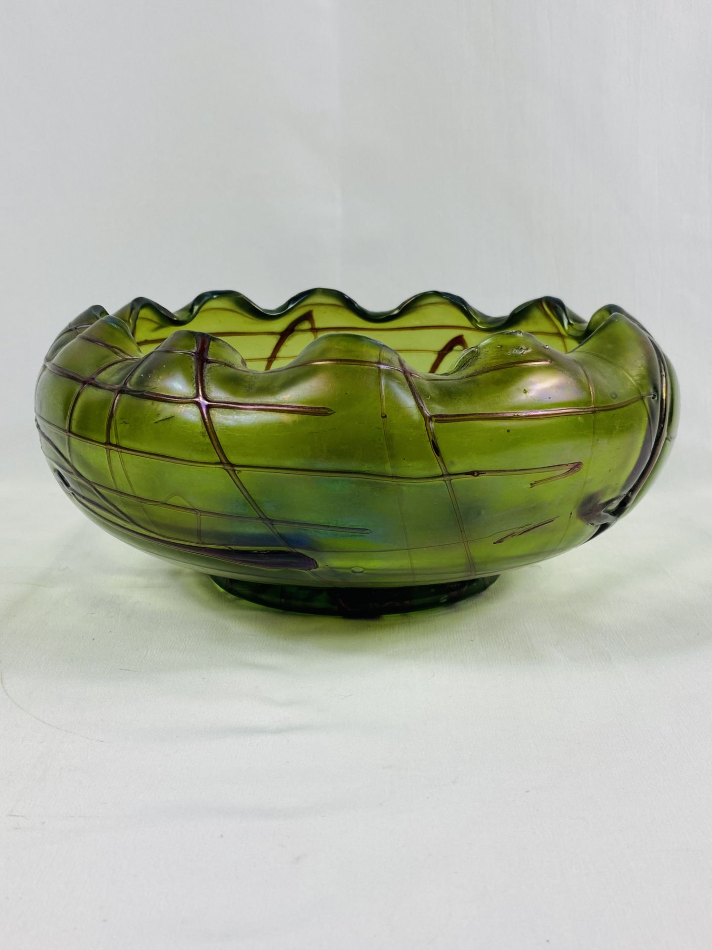 Green glass sgraffito style bowl with scalloped rim - Image 3 of 7