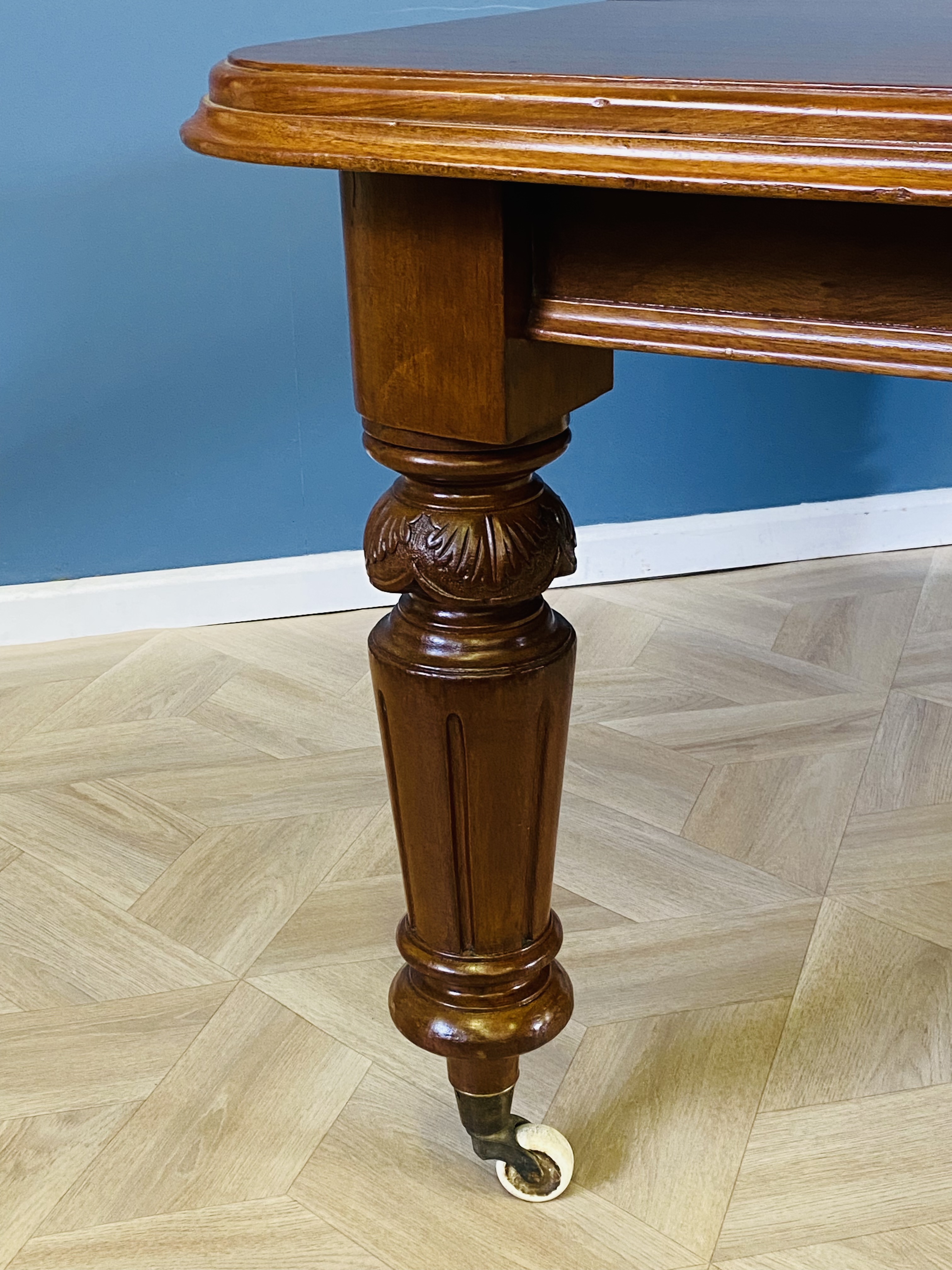 Victorian mahogany wind out dining table - Image 8 of 8