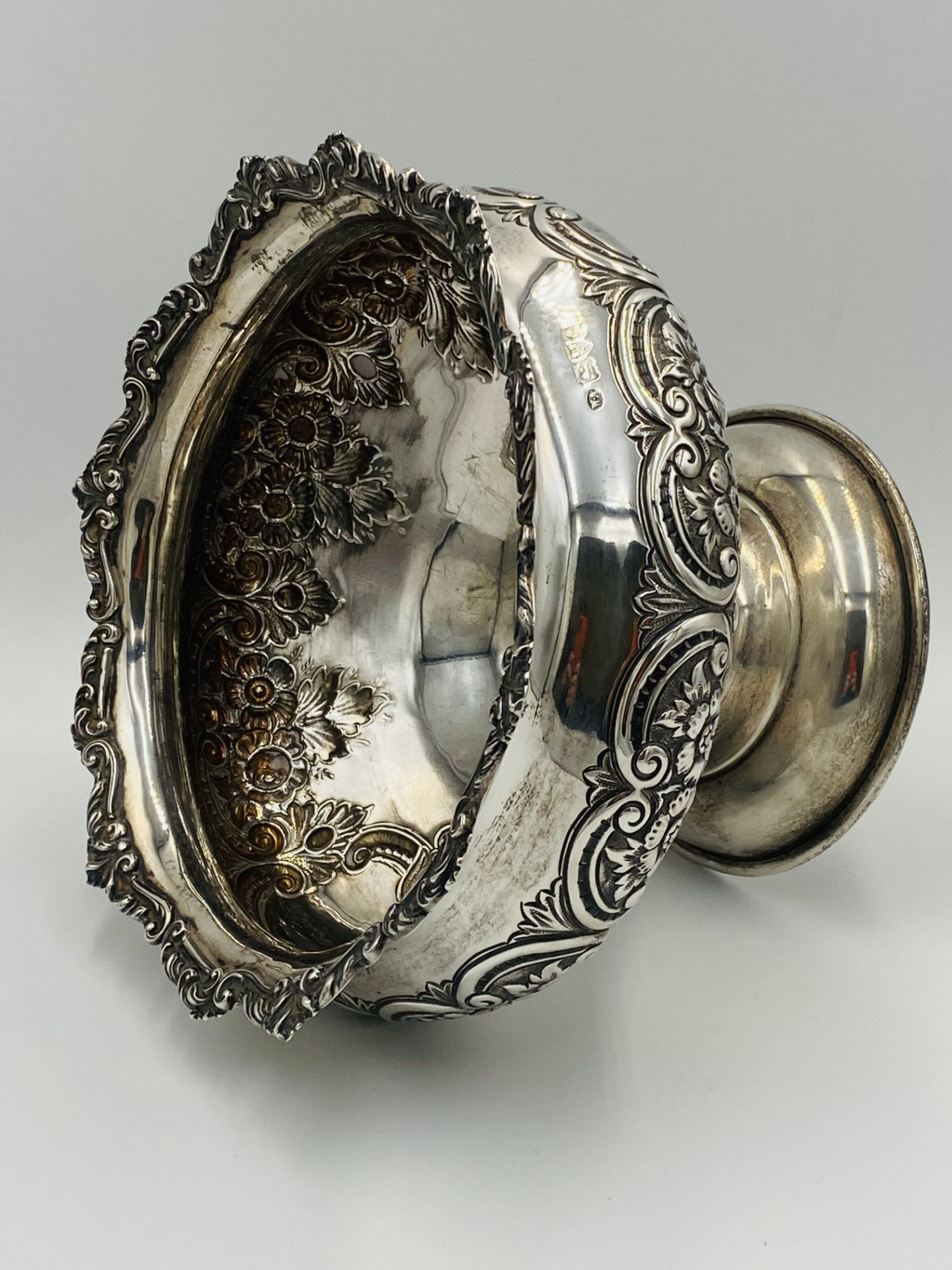 Silver bowl with repousse decoration - Image 5 of 9
