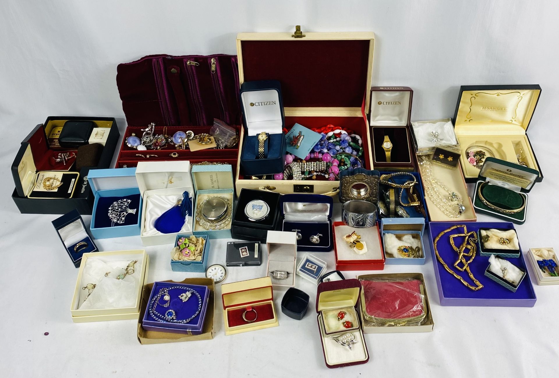 Quantity of costume jewellery