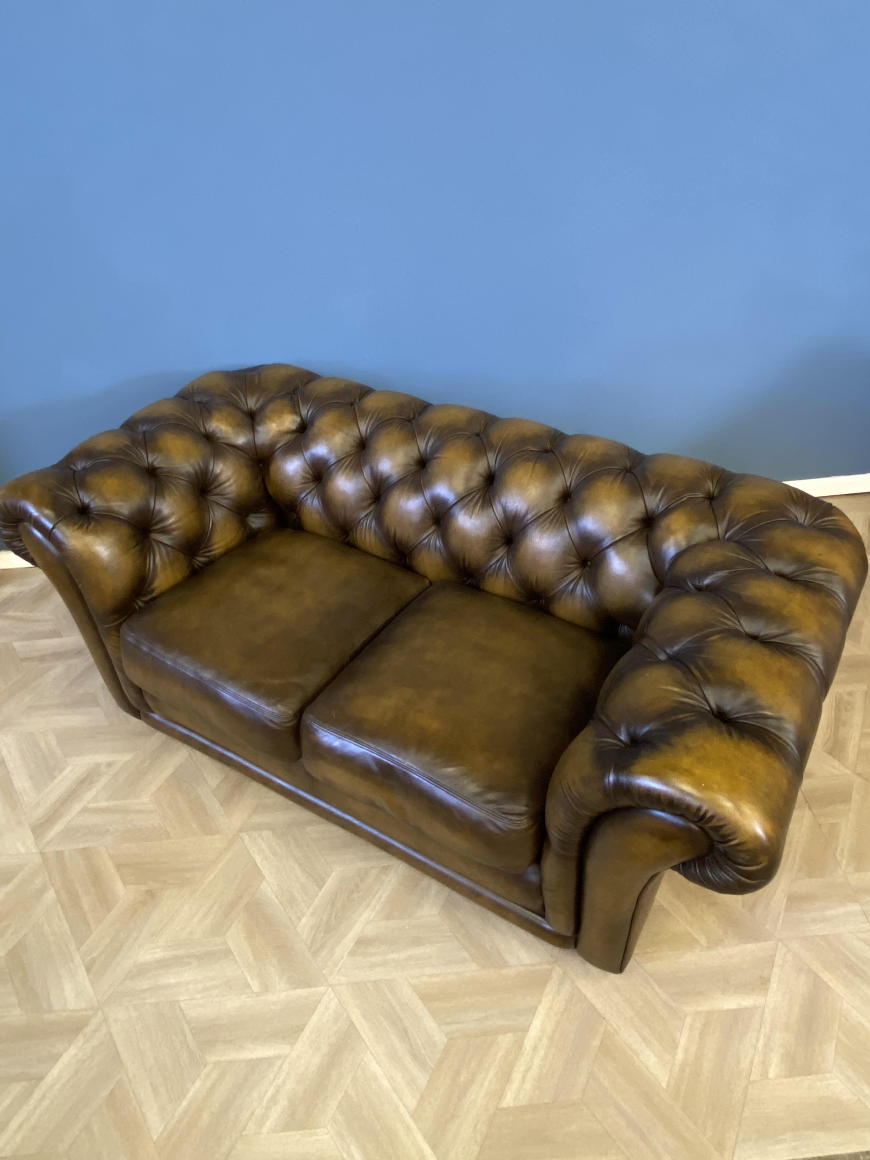 Button back leather two seat Chesterfield sofa - Bild 4 aus 10