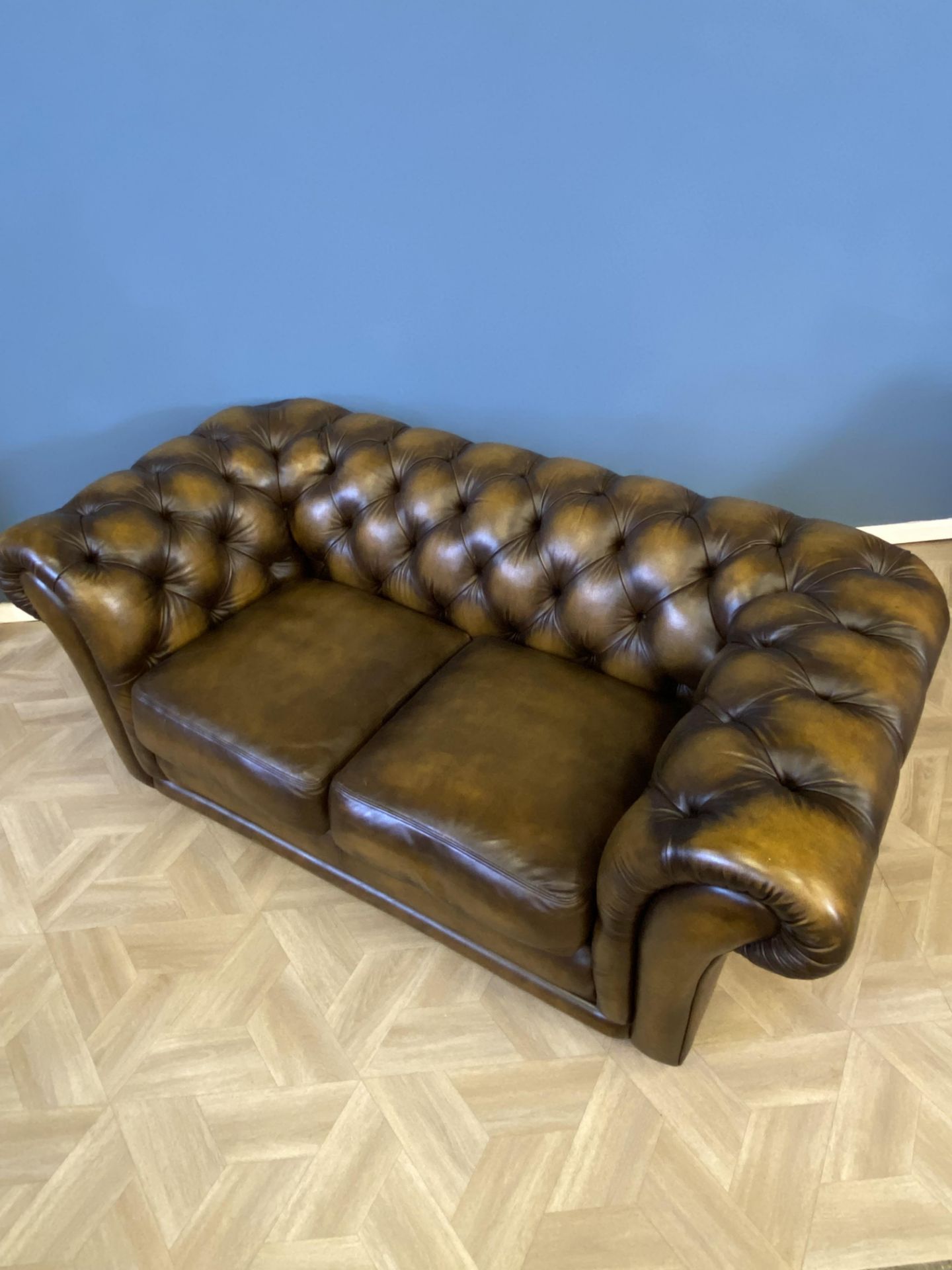 Button back leather two seat Chesterfield sofa - Image 4 of 10