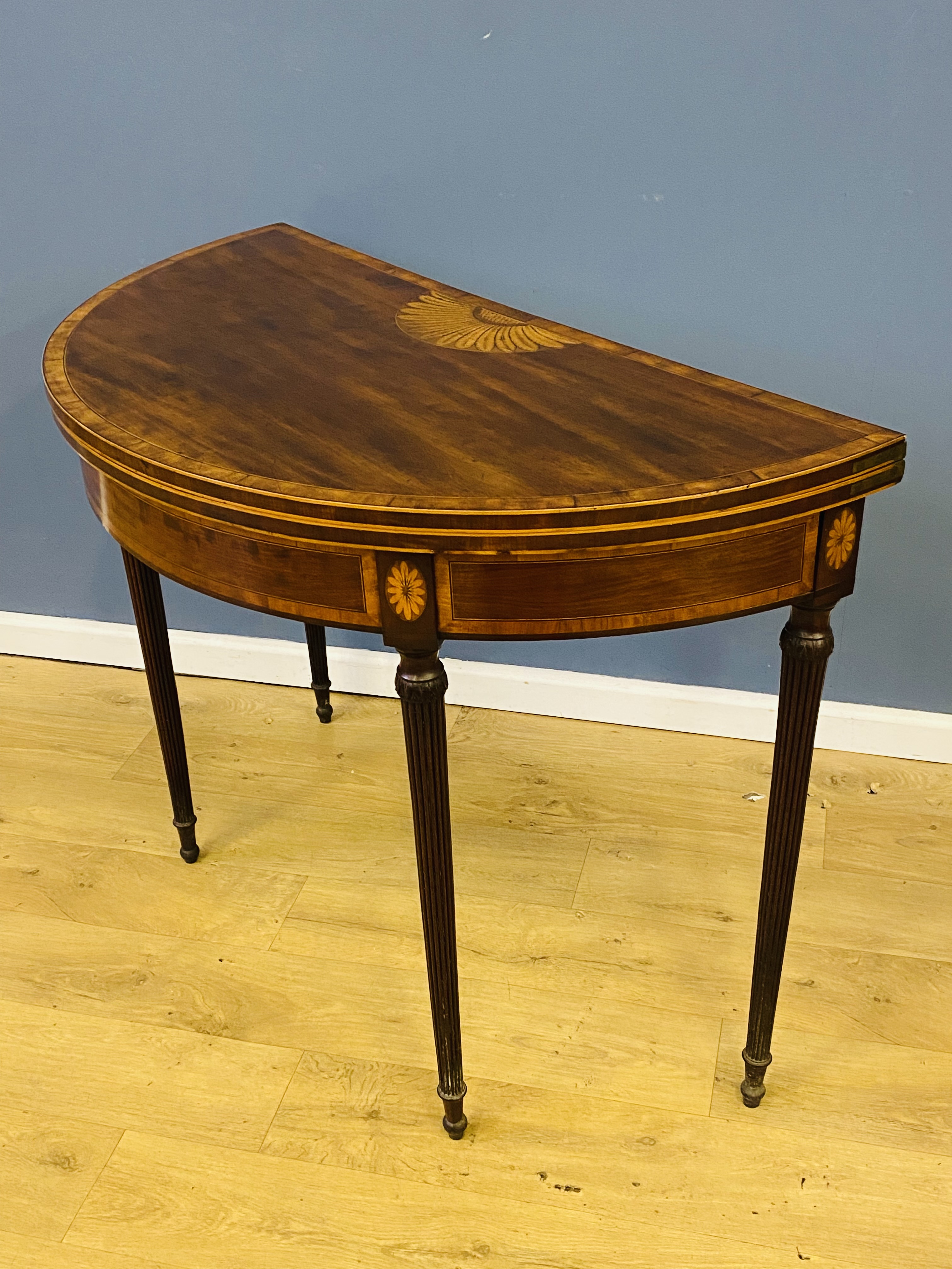 Georgian mahogany demi lune card table - Image 5 of 10