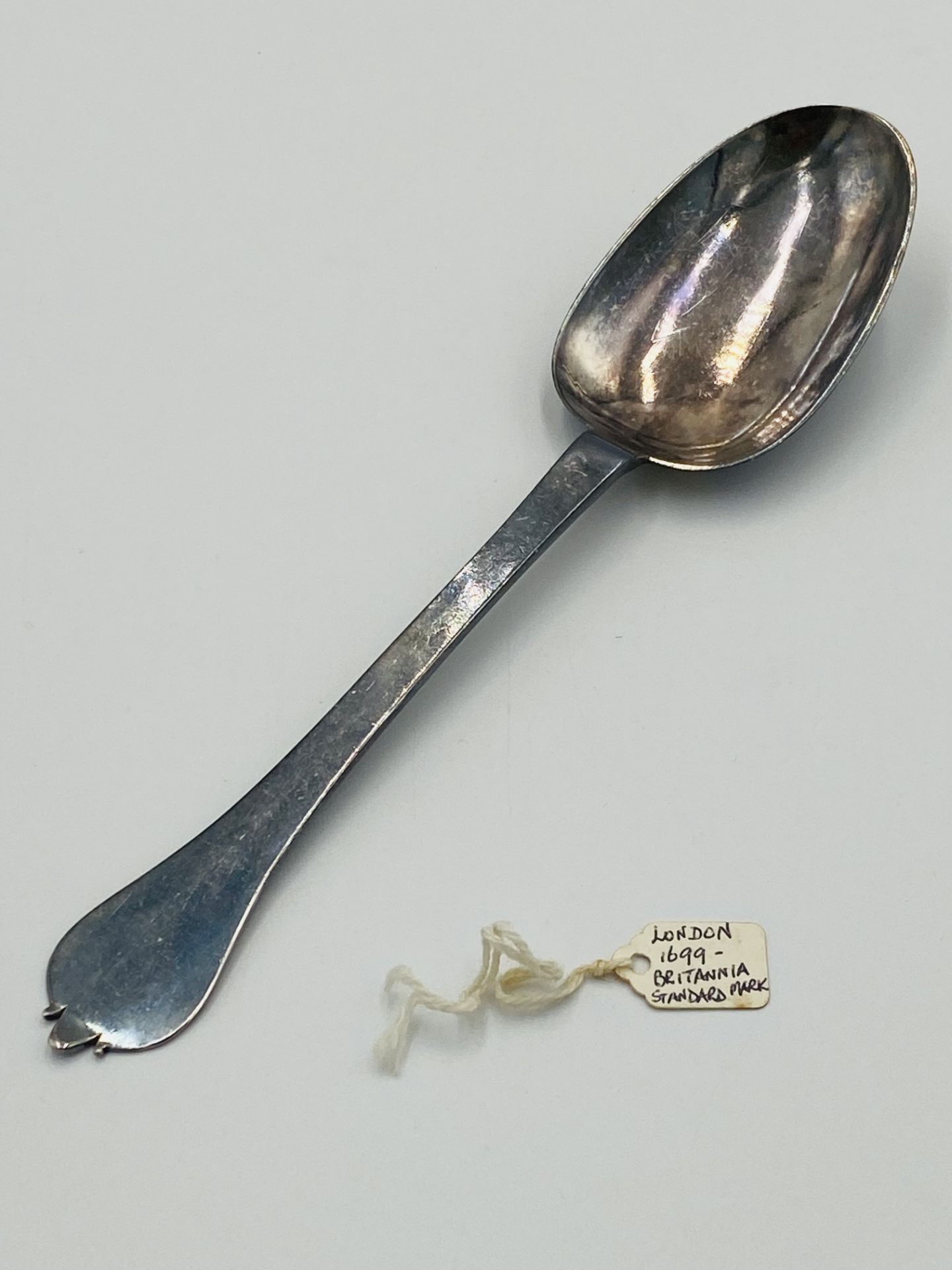 A William III silver Trefid spoon with beaded rat-tail, London 1699 - Bild 5 aus 5