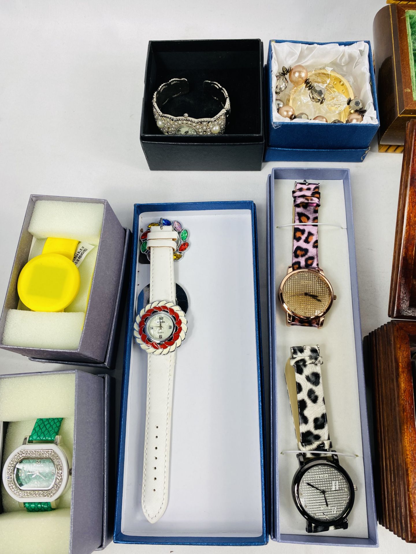 Collection of fashion watches and costume jewellery - Bild 2 aus 3