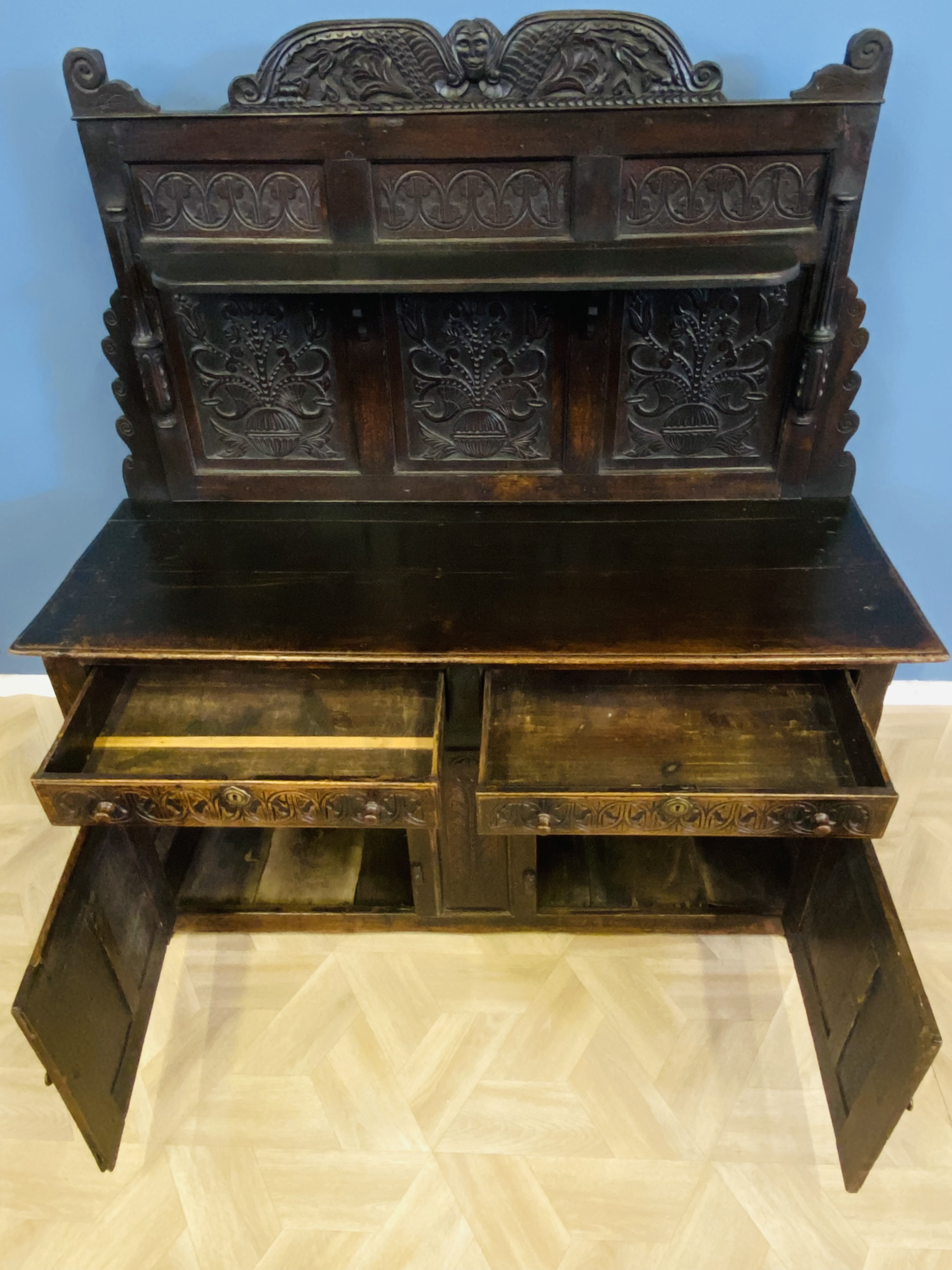 Oak dresser with carved decoration - Image 6 of 10