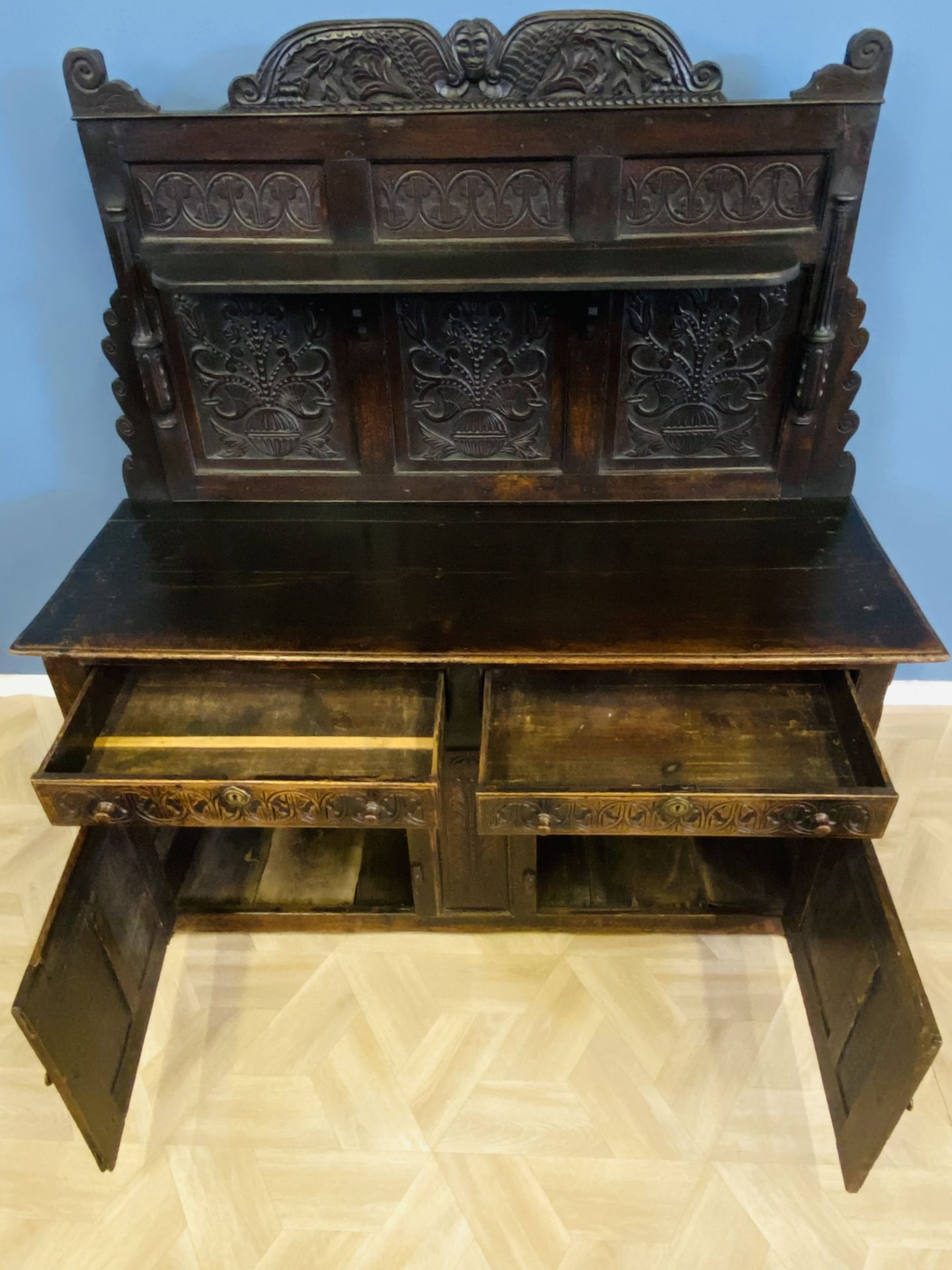 Oak dresser with carved decoration - Bild 6 aus 10