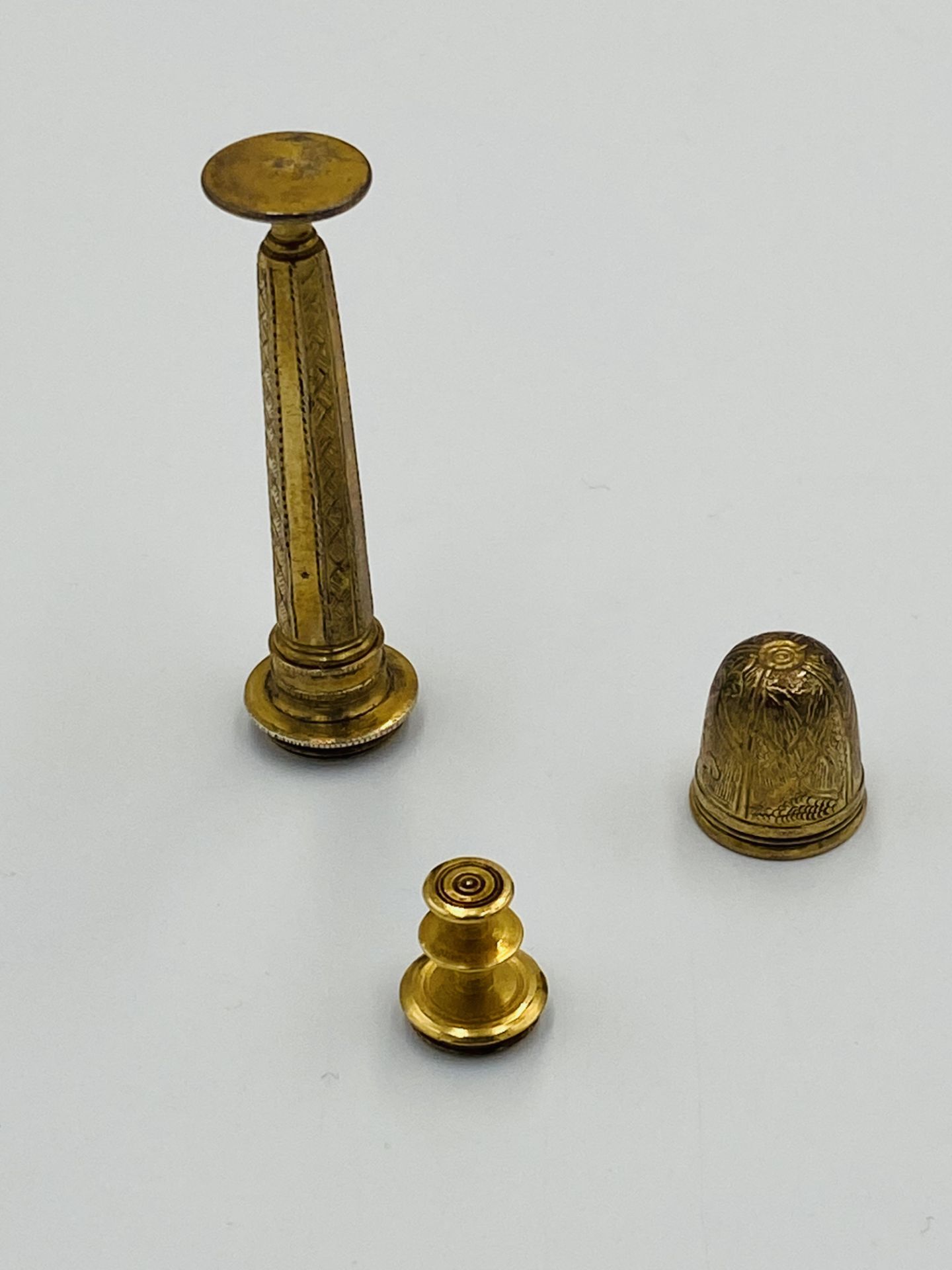 A silver gilt standing thimble compendium/needle case - Image 5 of 6
