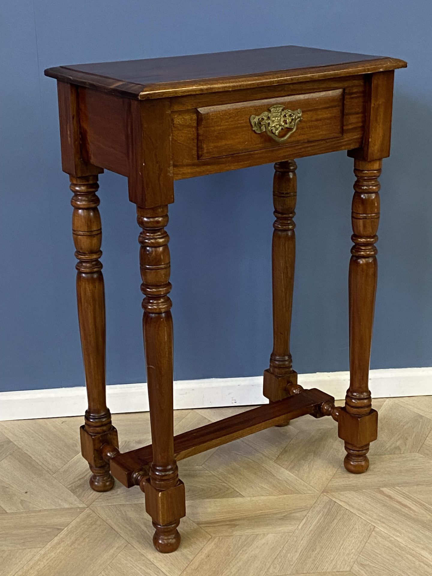 Tall mahogany side table - Image 4 of 8