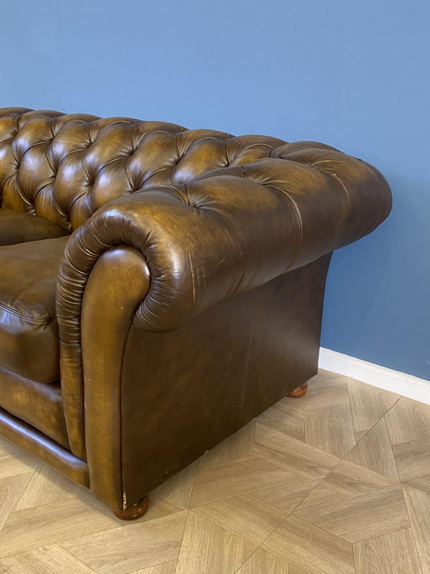 Button back leather two seat Chesterfield sofa - Image 3 of 11