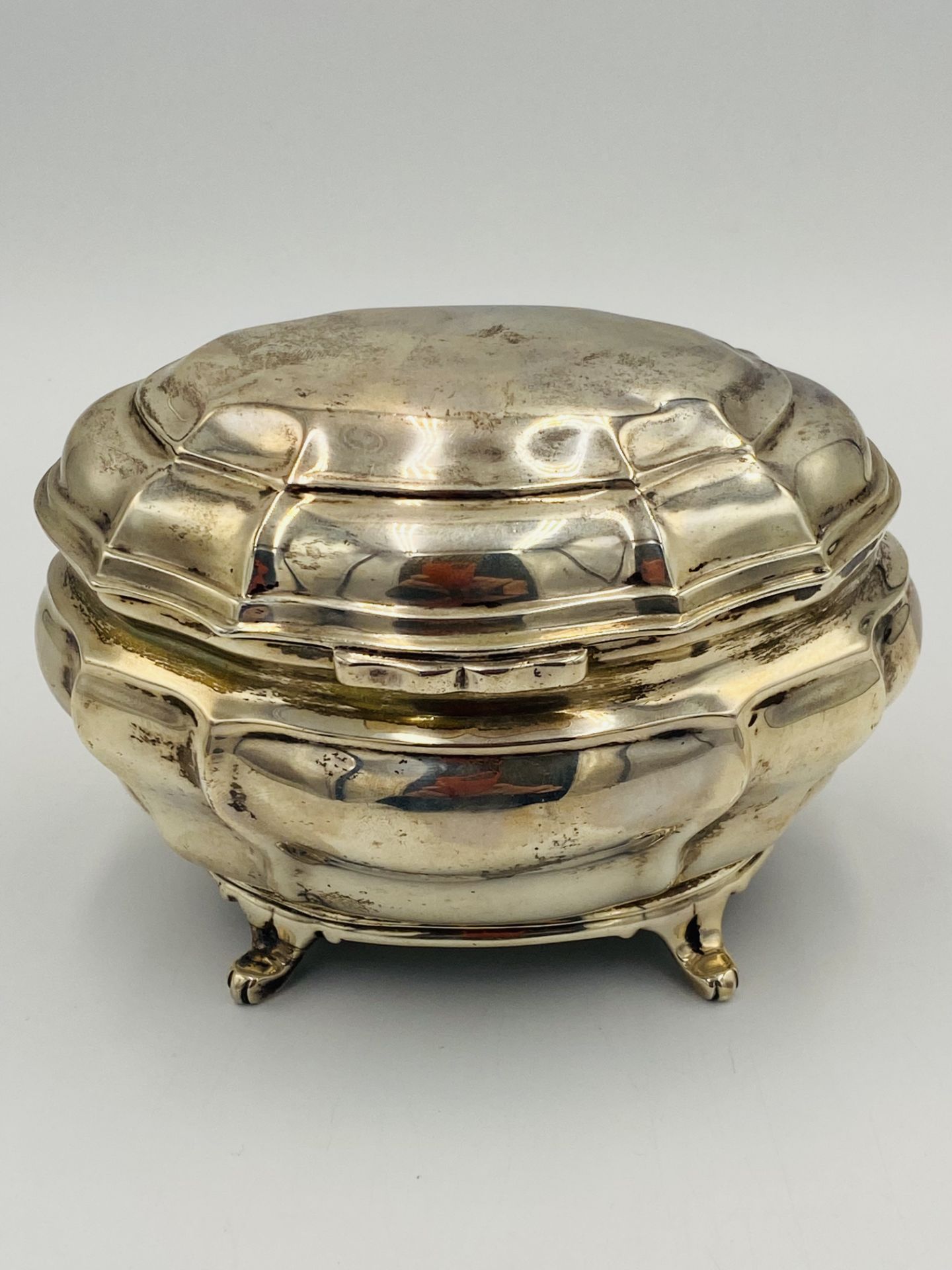 Goldsmith & Silversmiths silver trinket box, London 1909