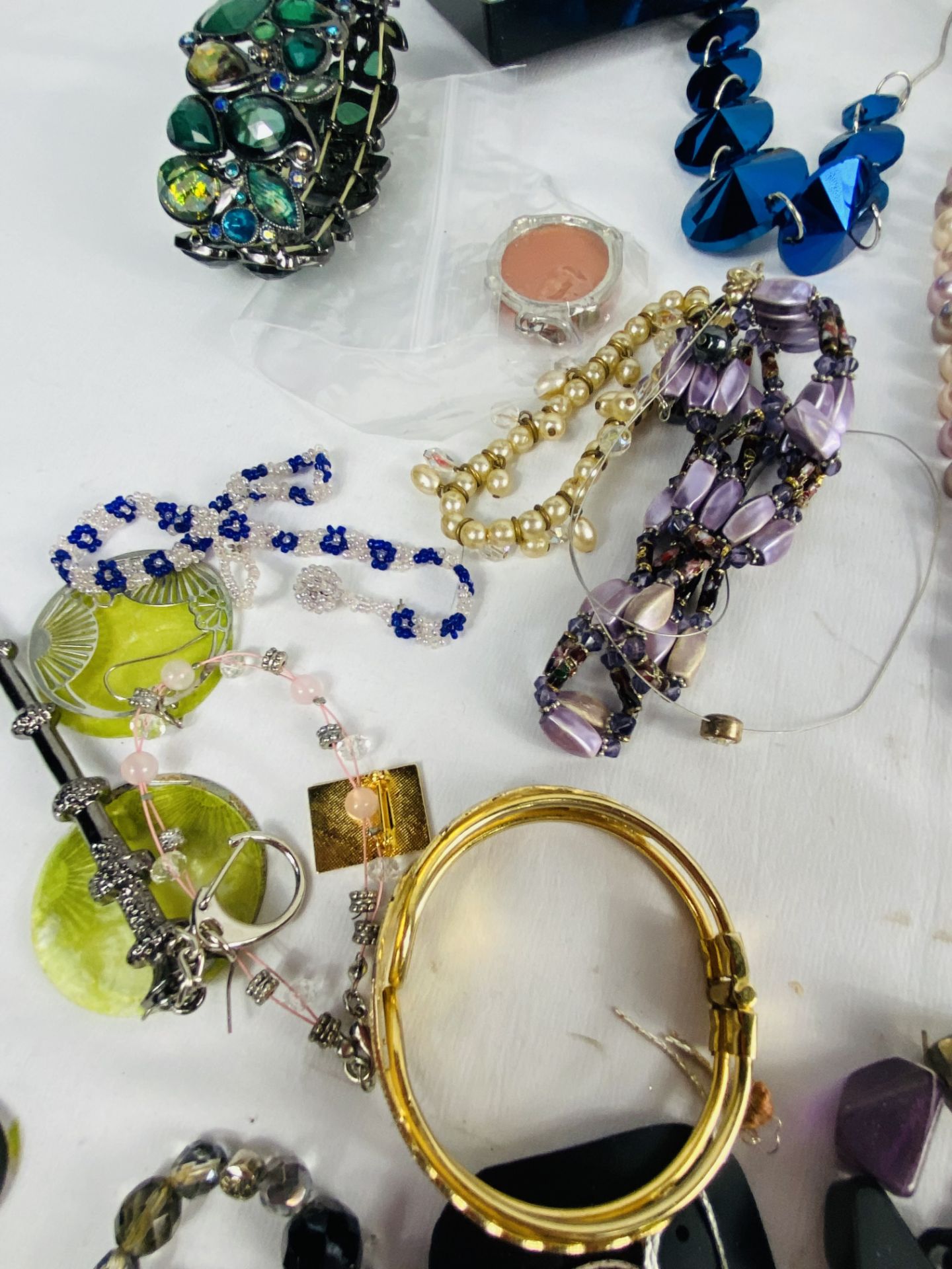 Quantity of costume jewellery - Image 5 of 11