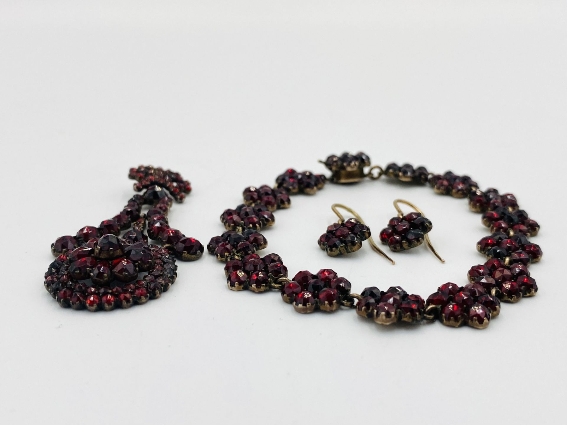 Garnet pendant, bracelet and earring set. - Image 3 of 3
