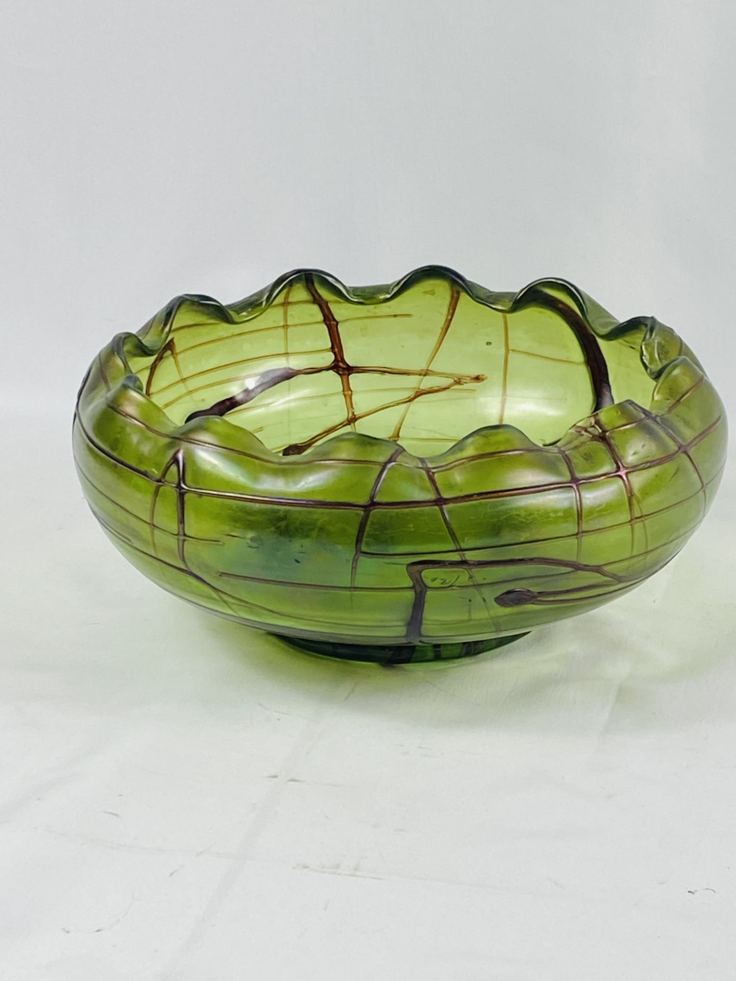 Green glass sgraffito style bowl with scalloped rim - Bild 2 aus 7