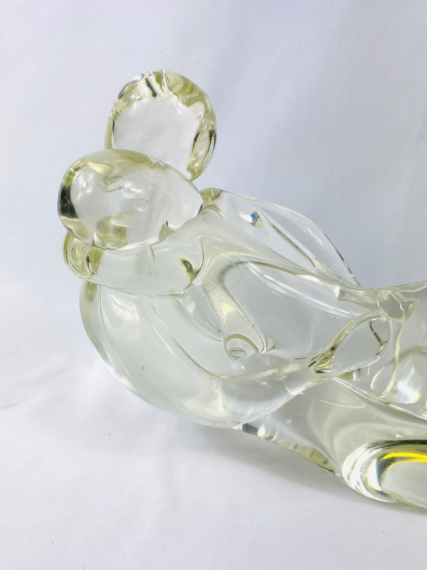 Glass sculpture of reclining lovers - Image 3 of 4