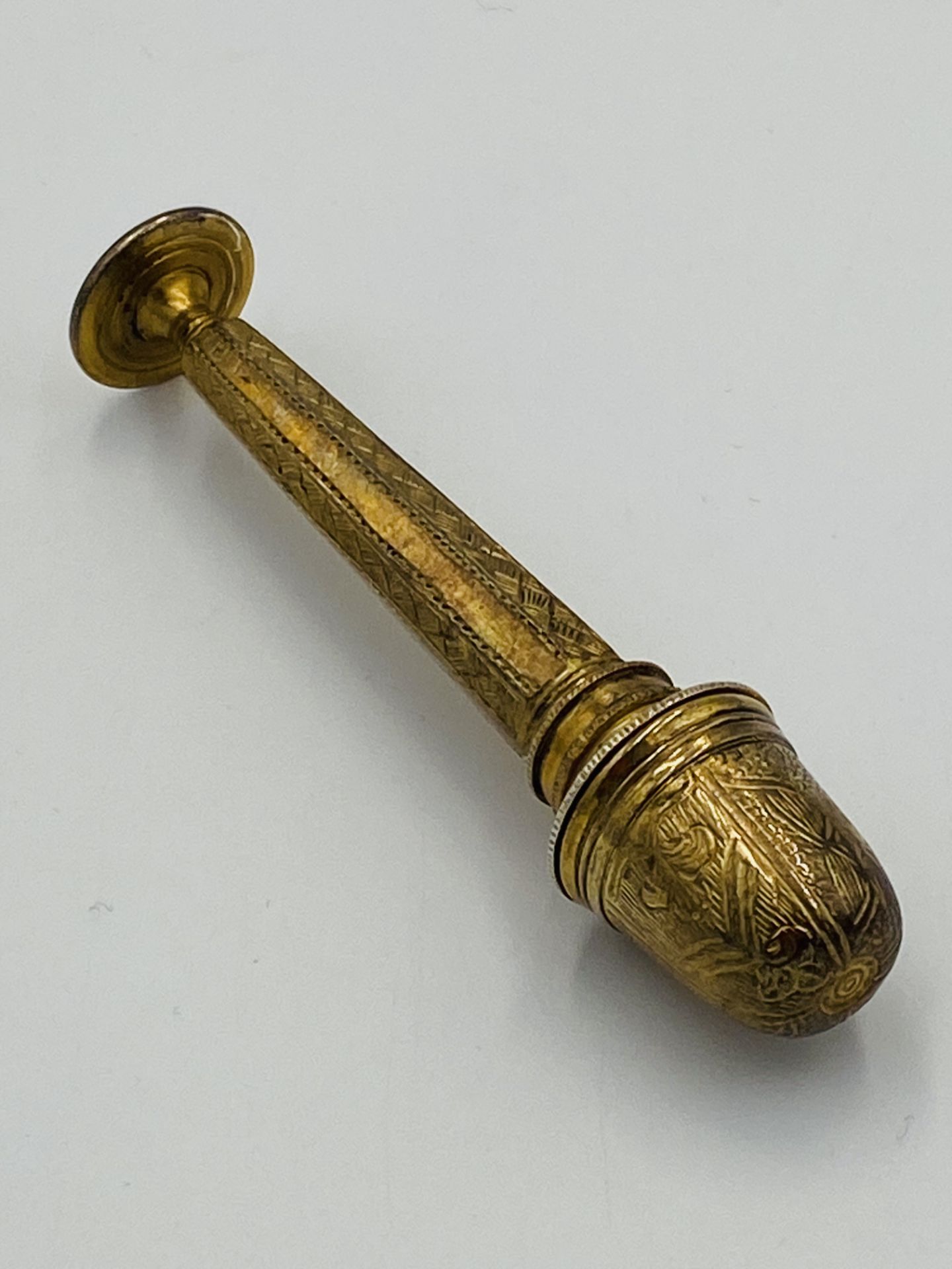 A silver gilt standing thimble compendium/needle case - Image 3 of 6