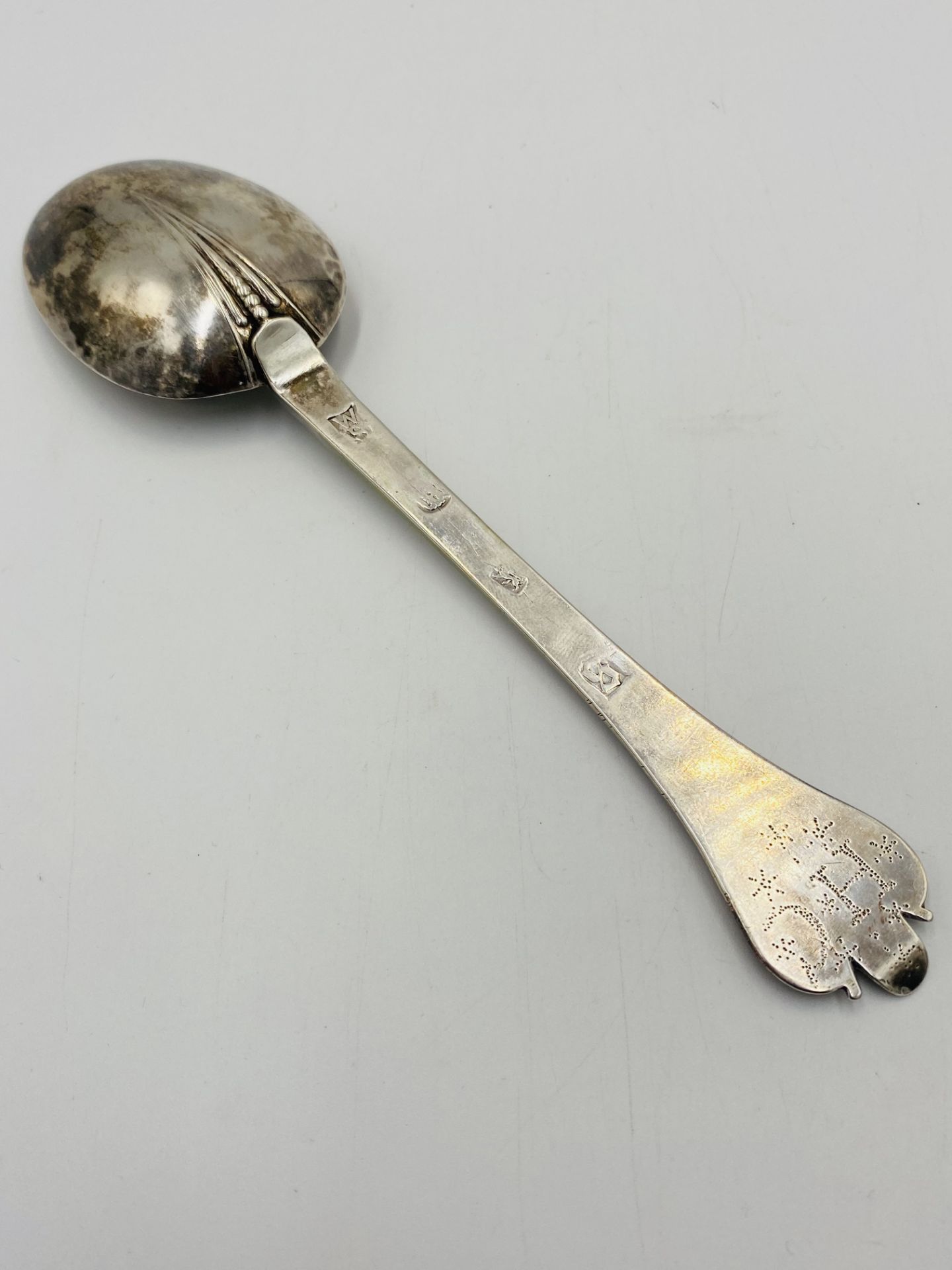William III silver trefid spoon 1695 - Image 4 of 5