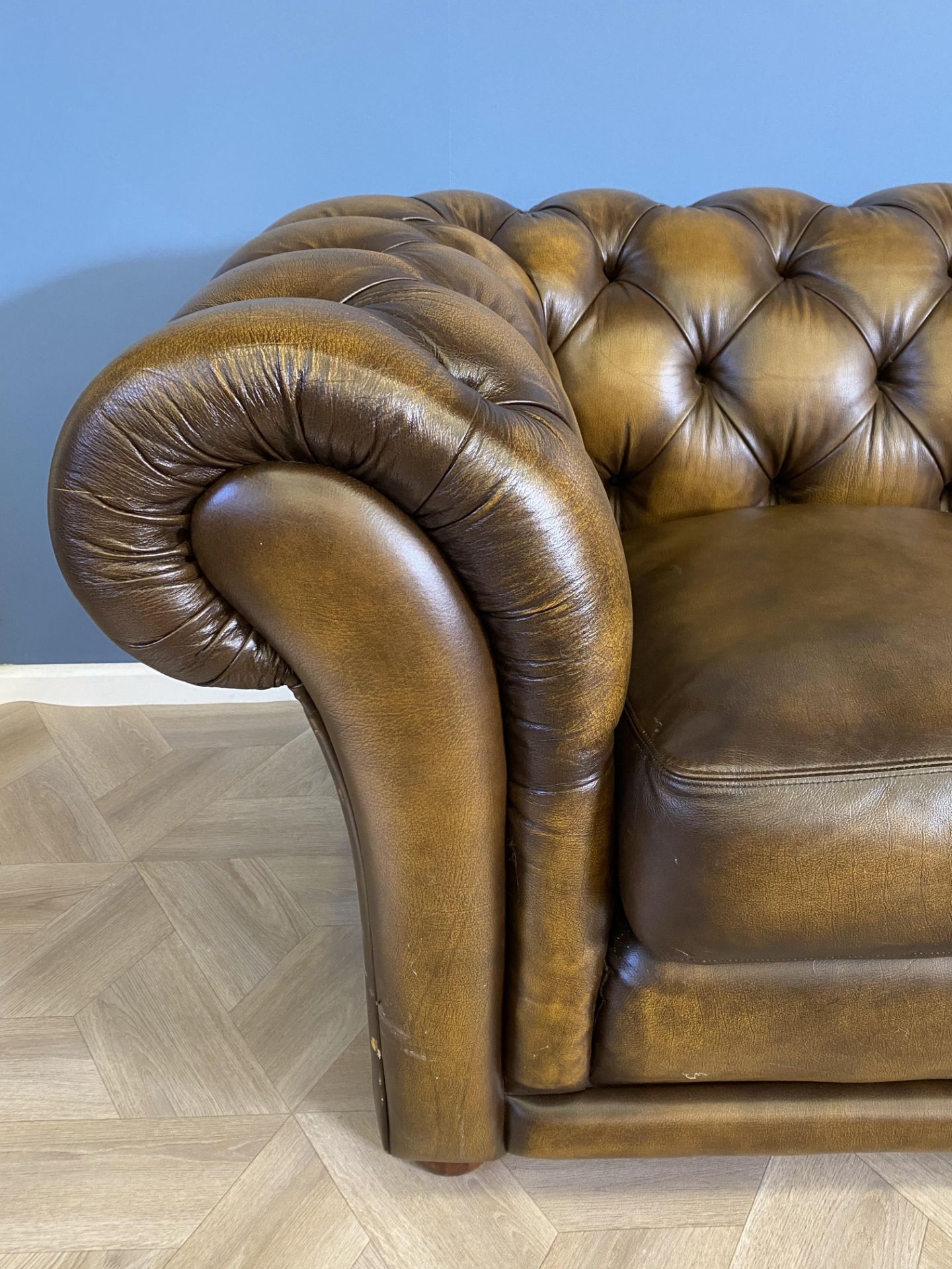 Button back leather two seat Chesterfield sofa - Image 8 of 11