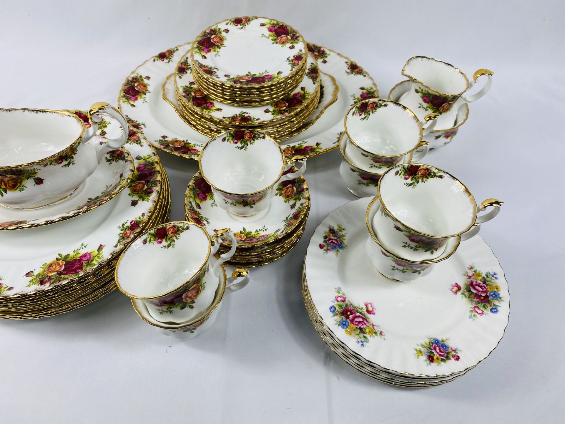 Quantity of Royal Albert Old Country Roses china - Image 3 of 6