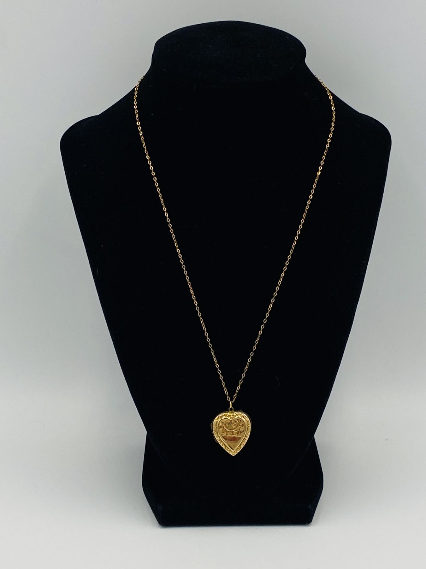 9ct gold heart shaped locket on a 9ct gold chain - Bild 4 aus 4