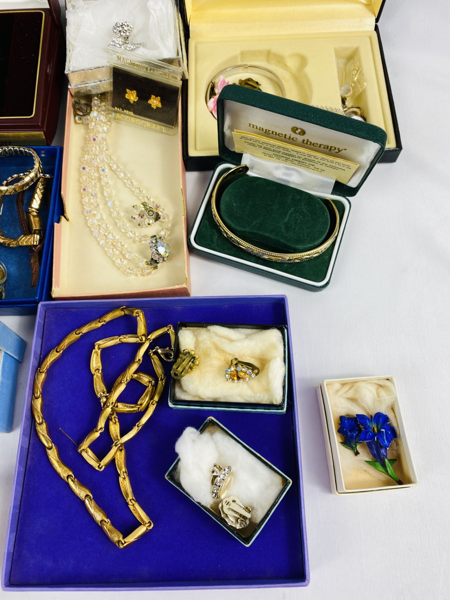 Quantity of costume jewellery - Image 2 of 10