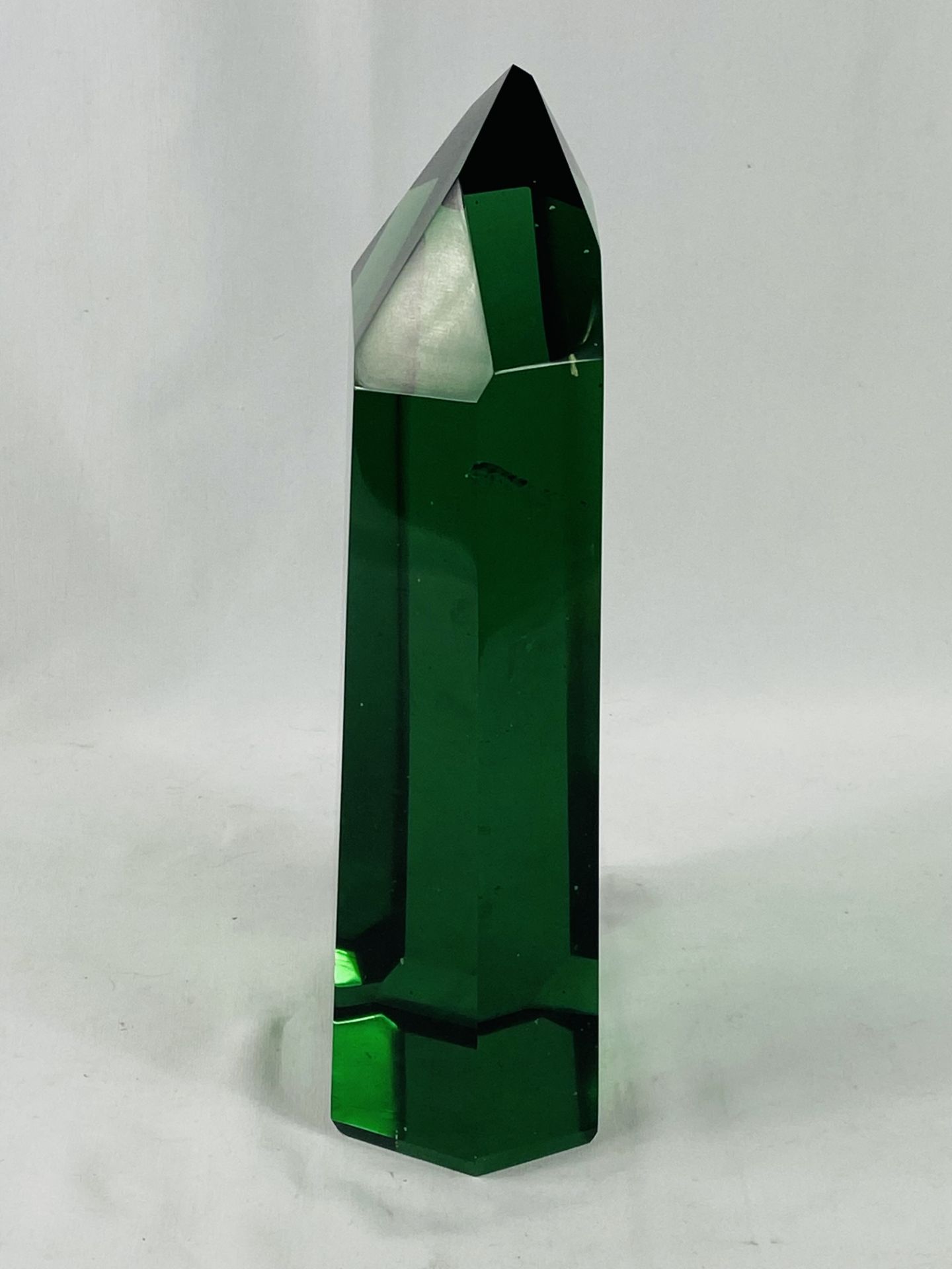 Green glass six sided obelisk. - Bild 4 aus 4