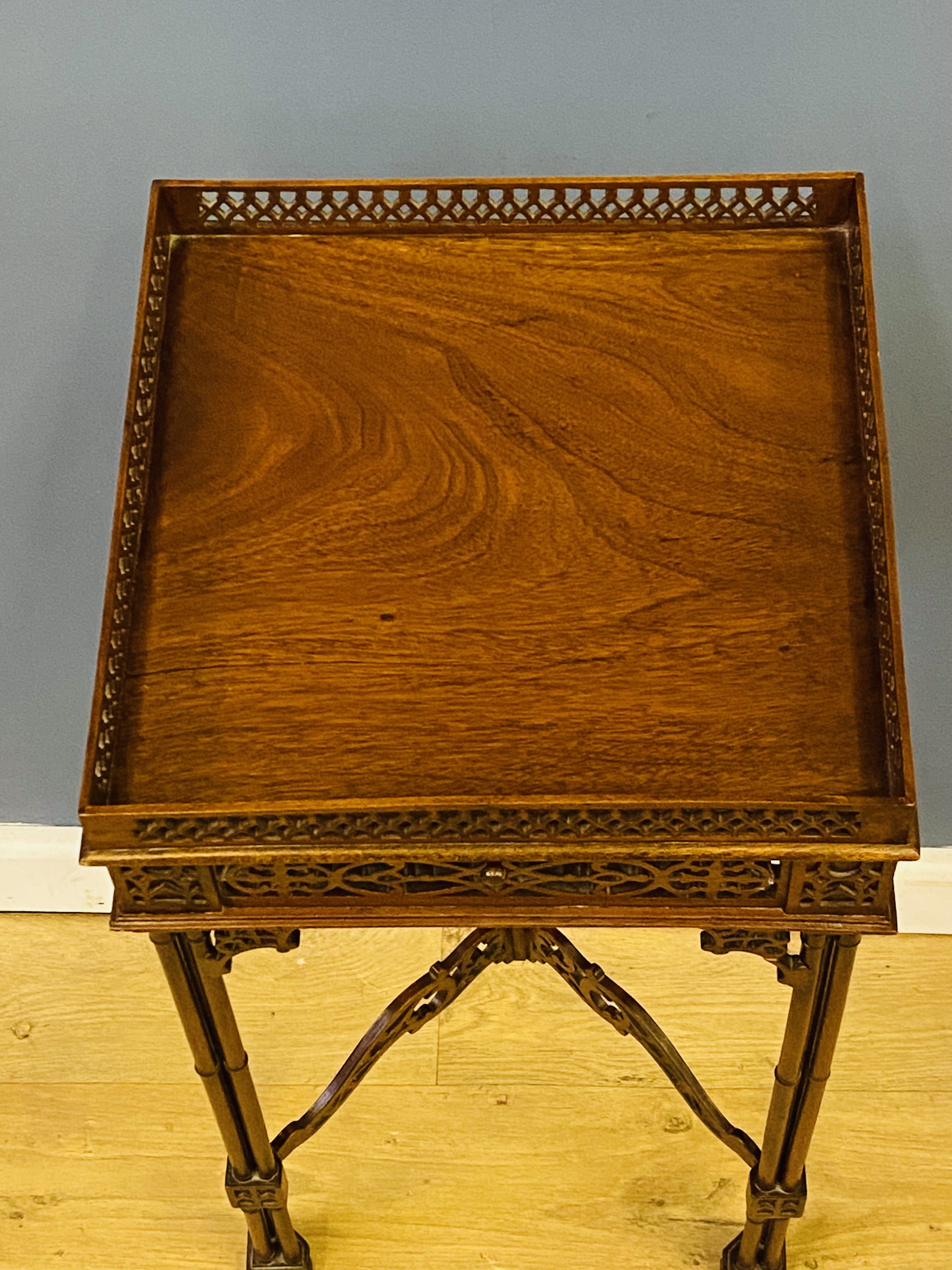Reproduction Chippendale style mahogany urn stand - Image 6 of 6