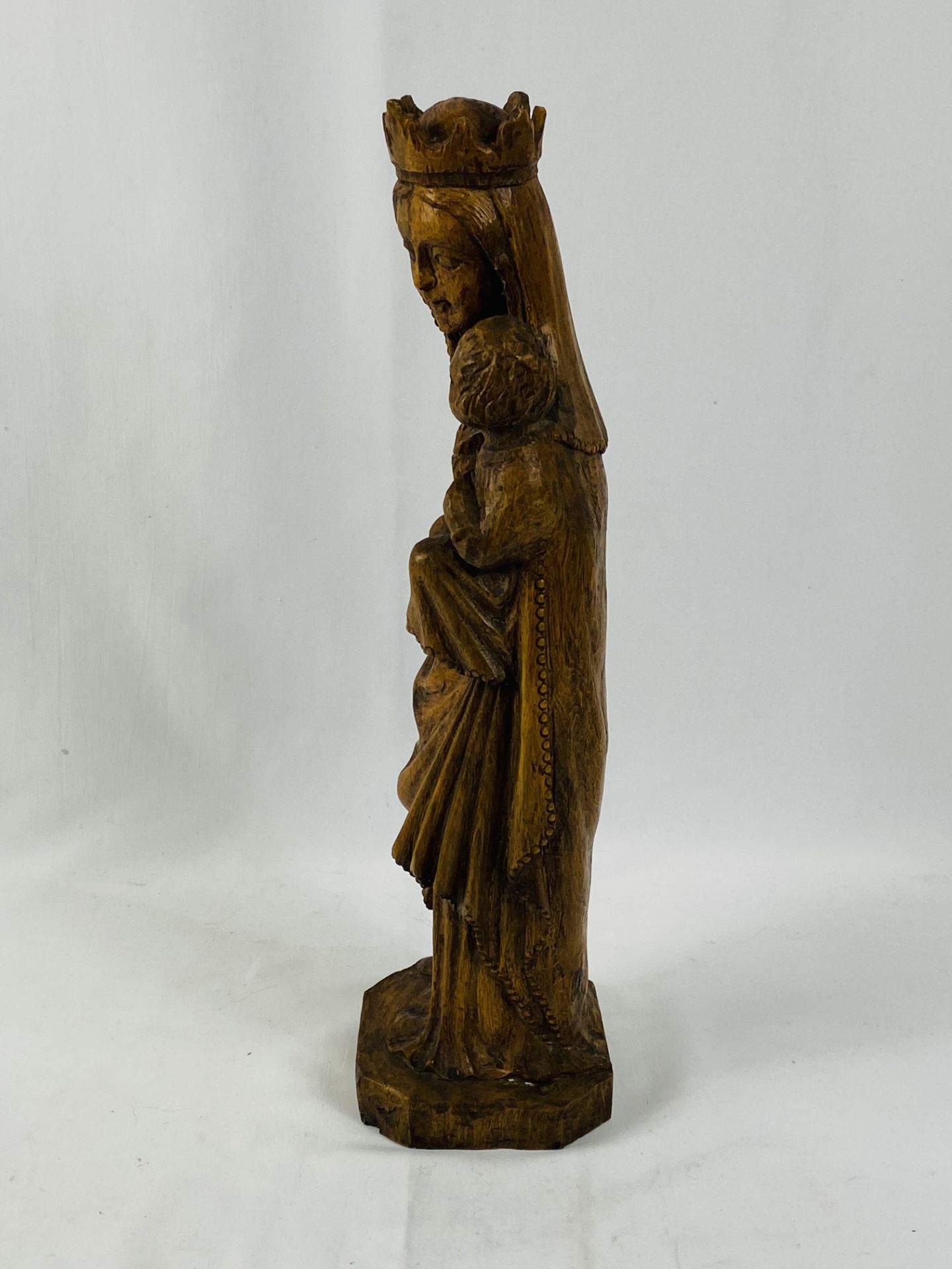 Carved wood figure of a female saint - Image 2 of 4