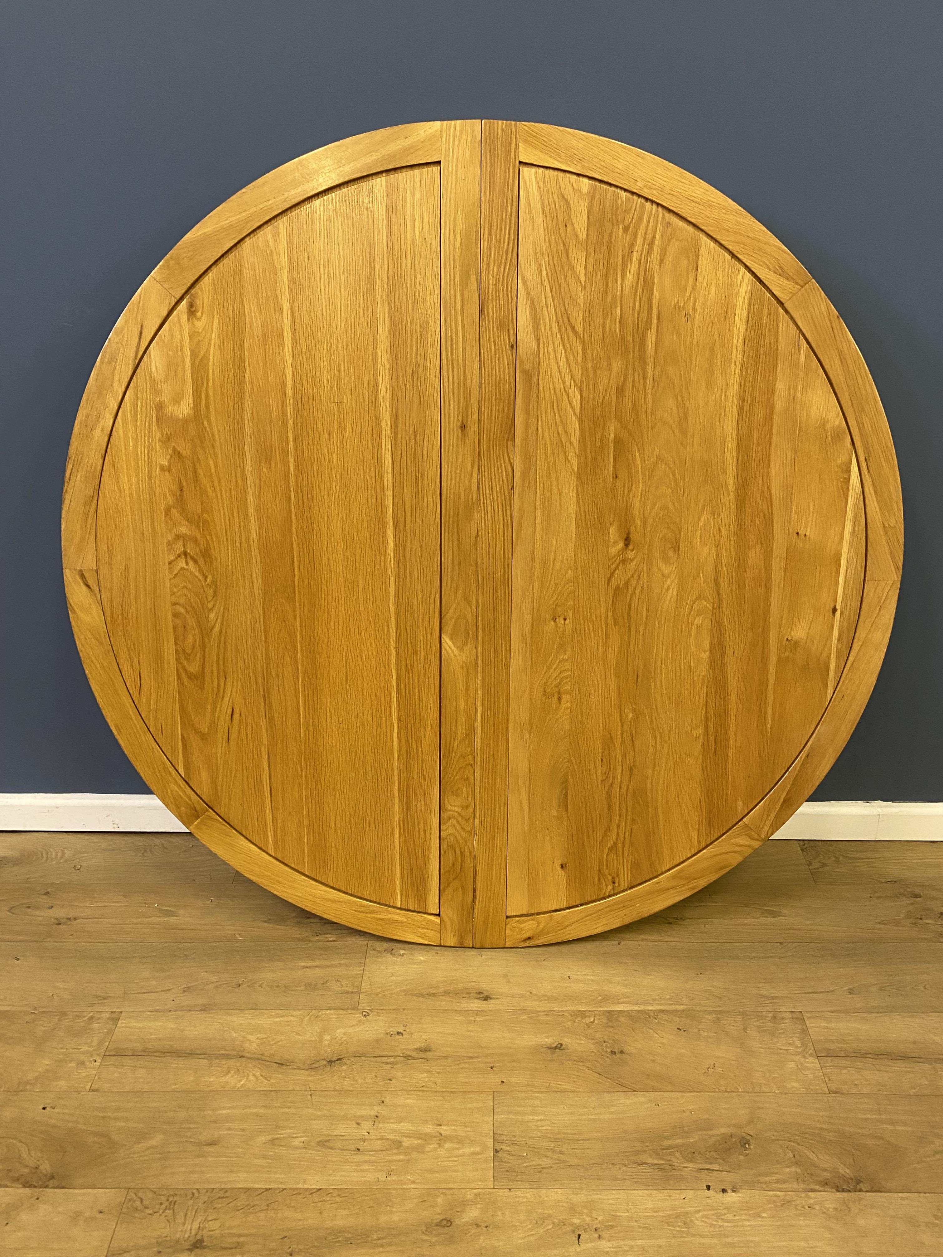 Oak circular dining table with leaf extension - Image 4 of 5