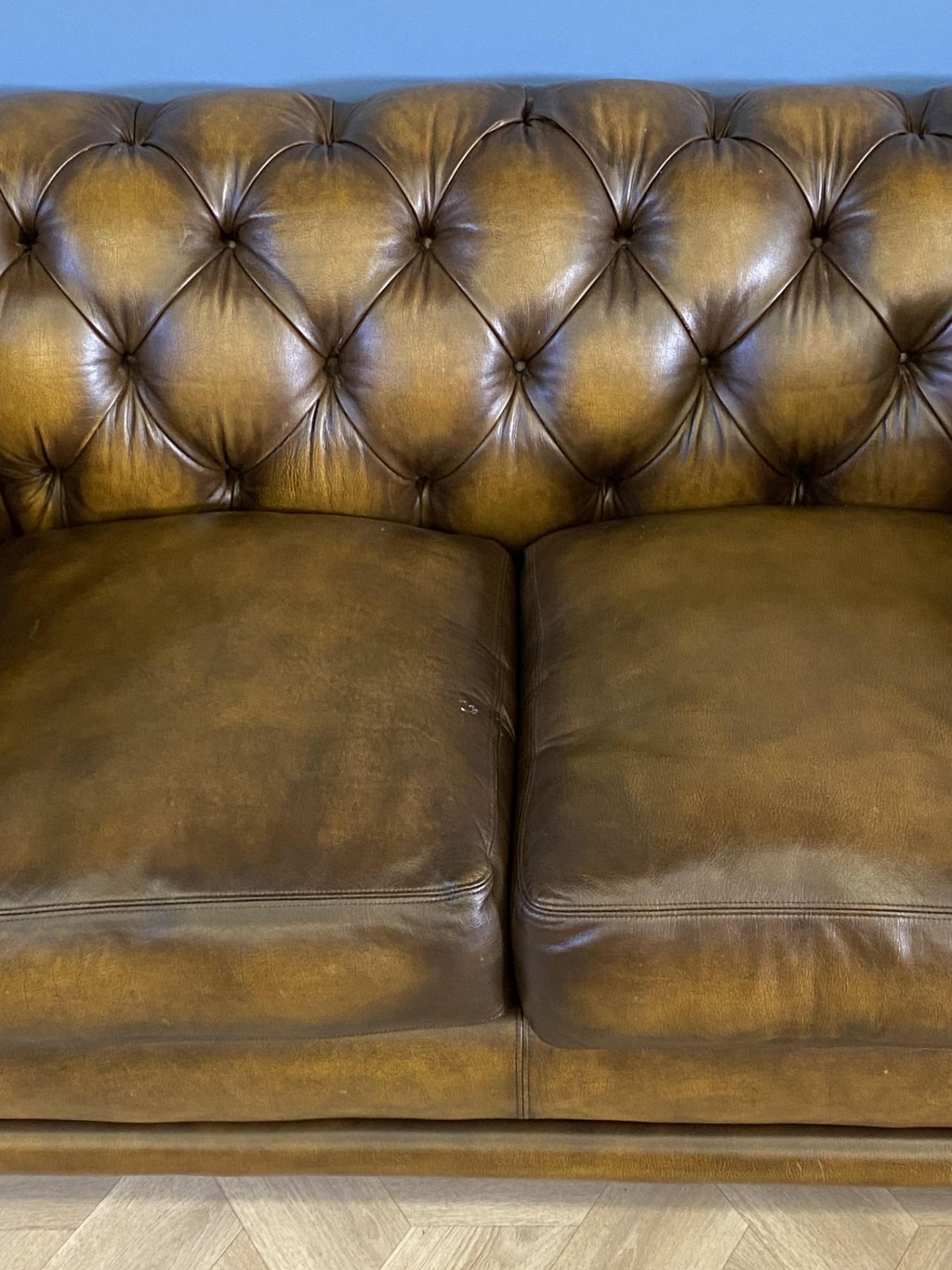 Button back leather two seat Chesterfield sofa - Image 9 of 11