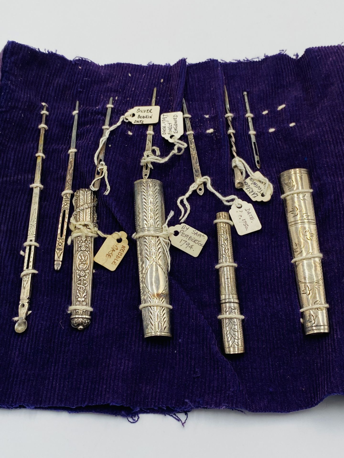 A collection of silver needle cases and bodkins - Image 2 of 5