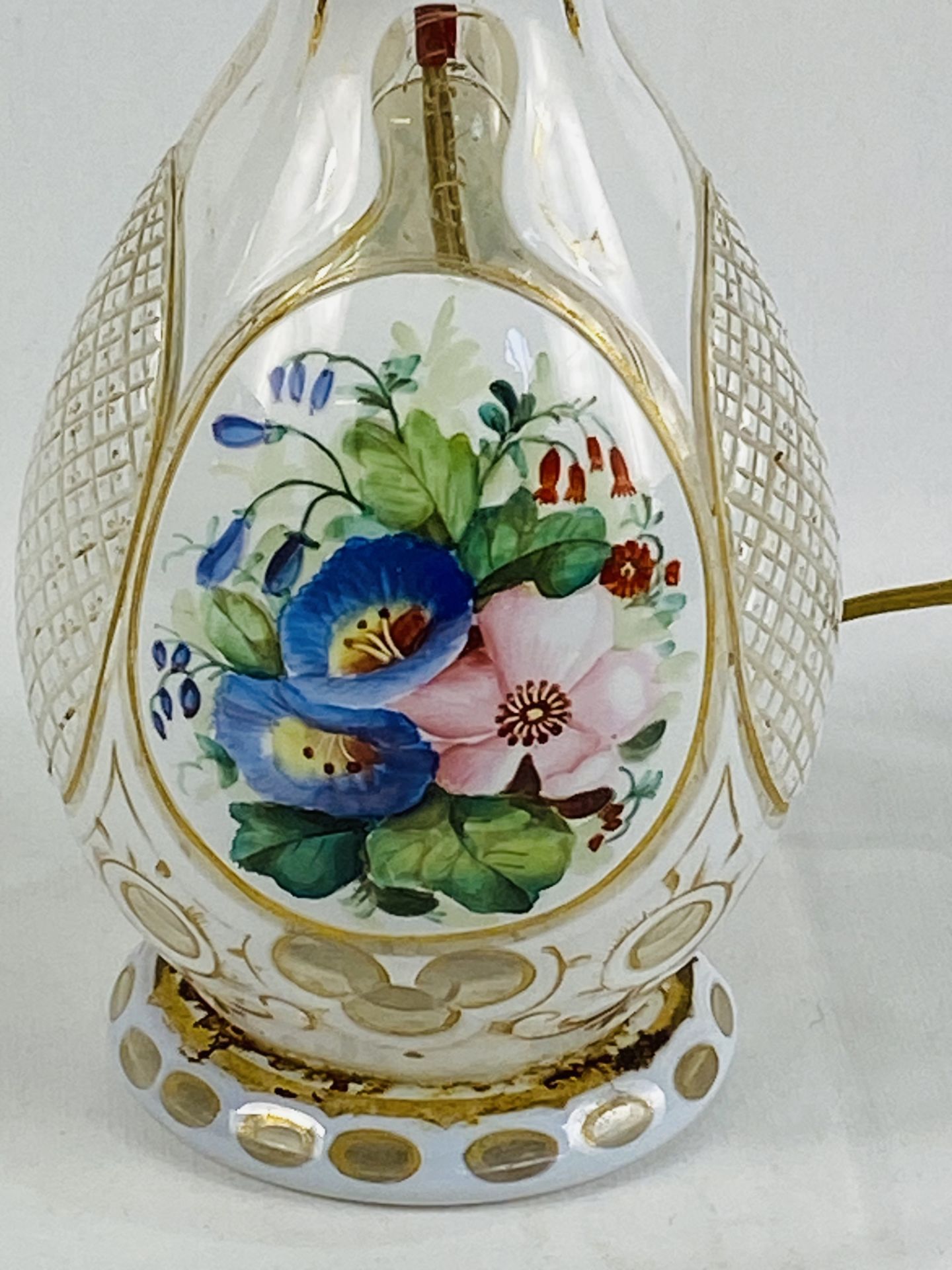 Opaque glass table lamp with hand painted flowers and gilt decoration, 27cms. Estimate £20-40. - Image 3 of 3