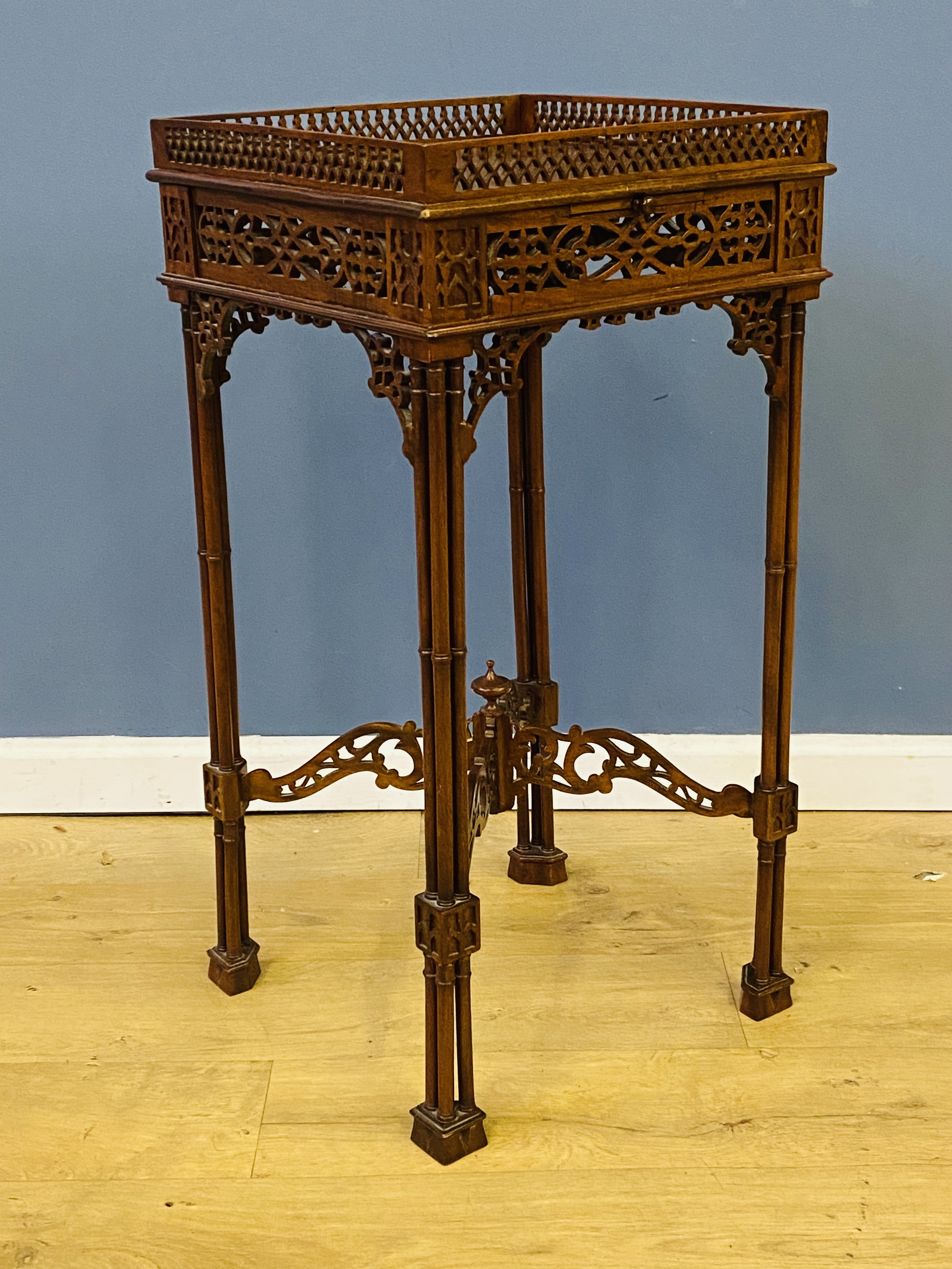 Reproduction Chippendale style mahogany urn stand - Image 2 of 6