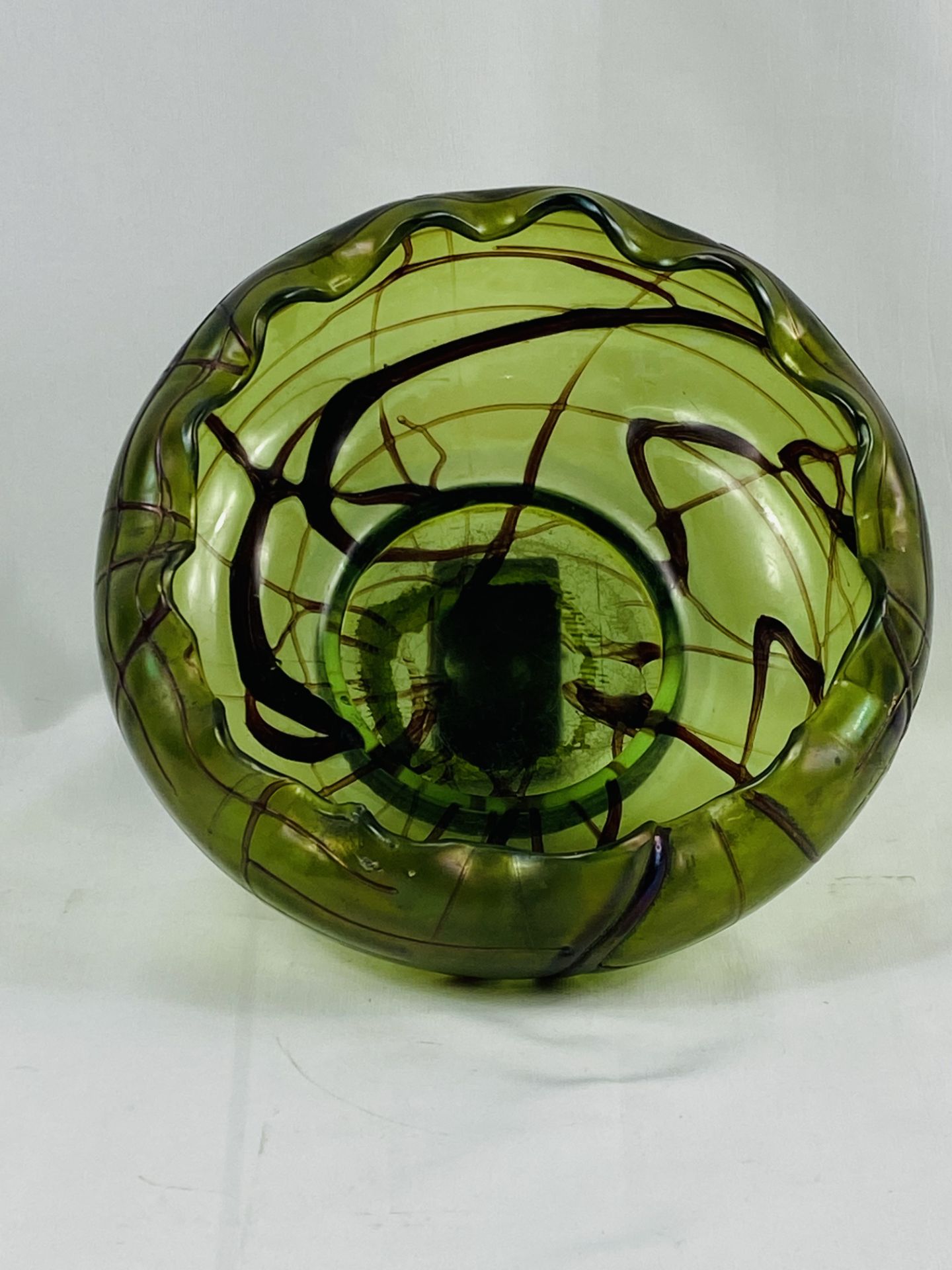 Green glass sgraffito style bowl with scalloped rim - Bild 6 aus 7